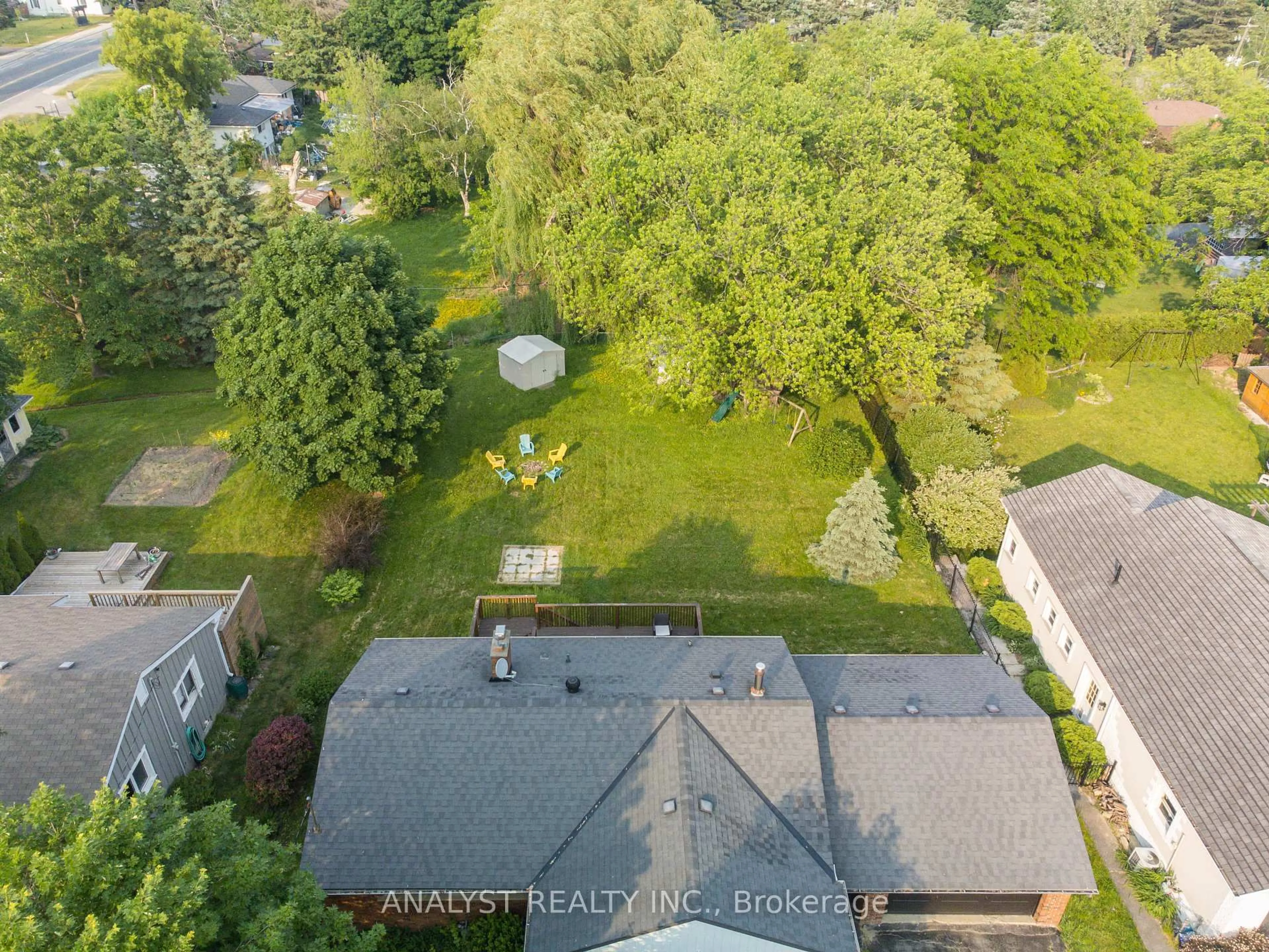 A pic from outside/outdoor area/front of a property/back of a property/a pic from drone, unknown for 17 Kinsley St, King Ontario L0G 1N0