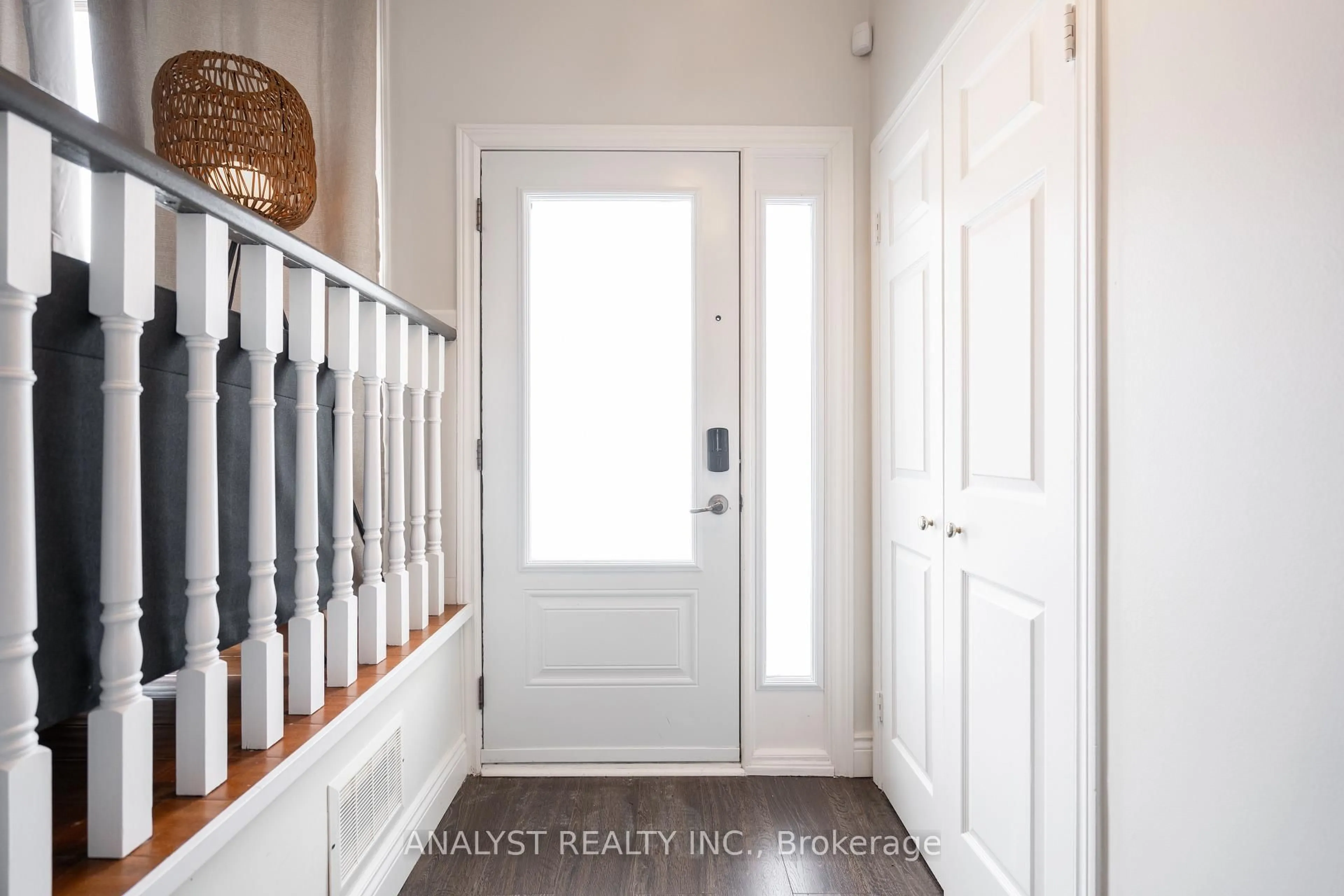 Indoor entryway for 17 Kinsley St, King Ontario L0G 1N0