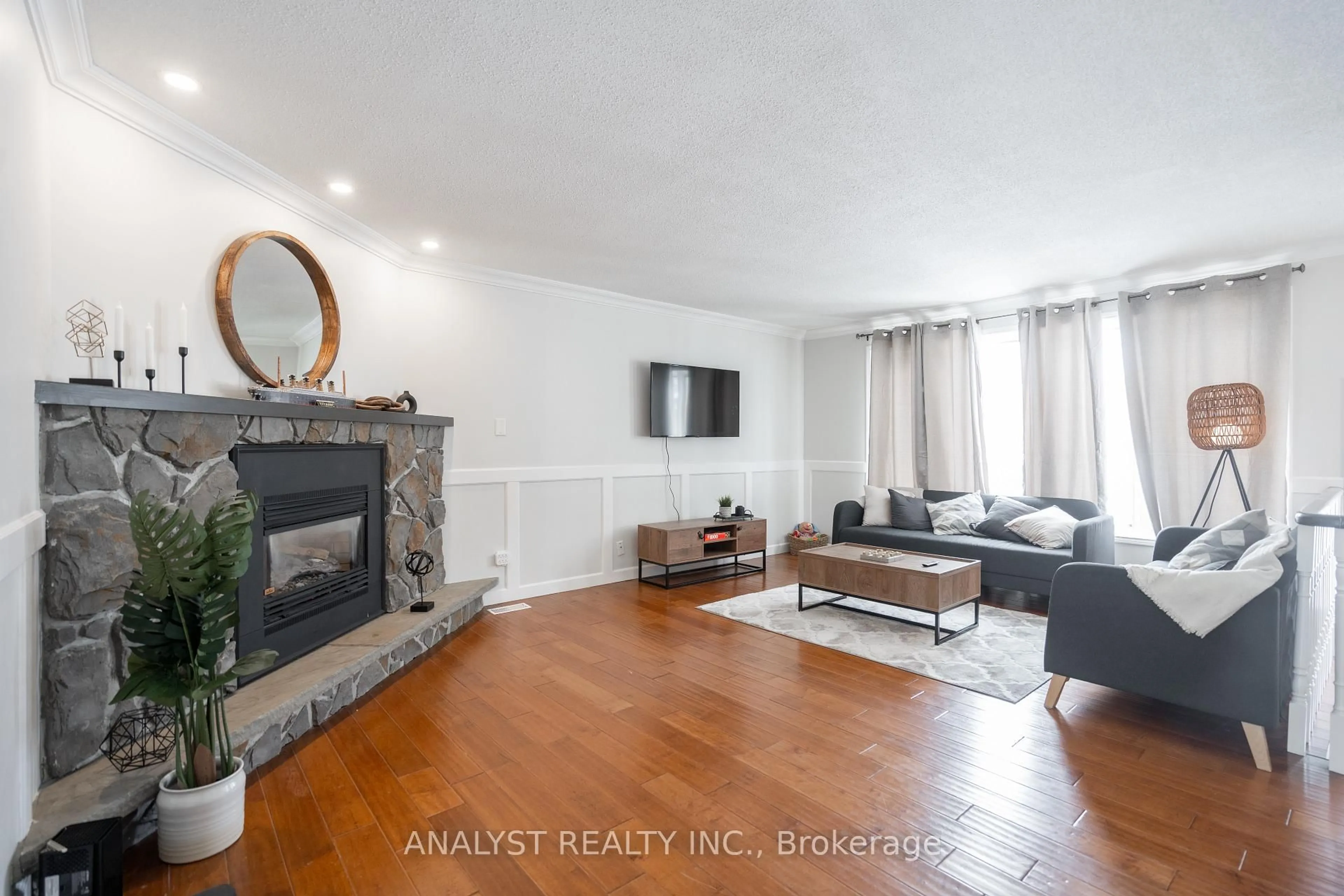 Living room with furniture, wood/laminate floor for 17 Kinsley St, King Ontario L0G 1N0
