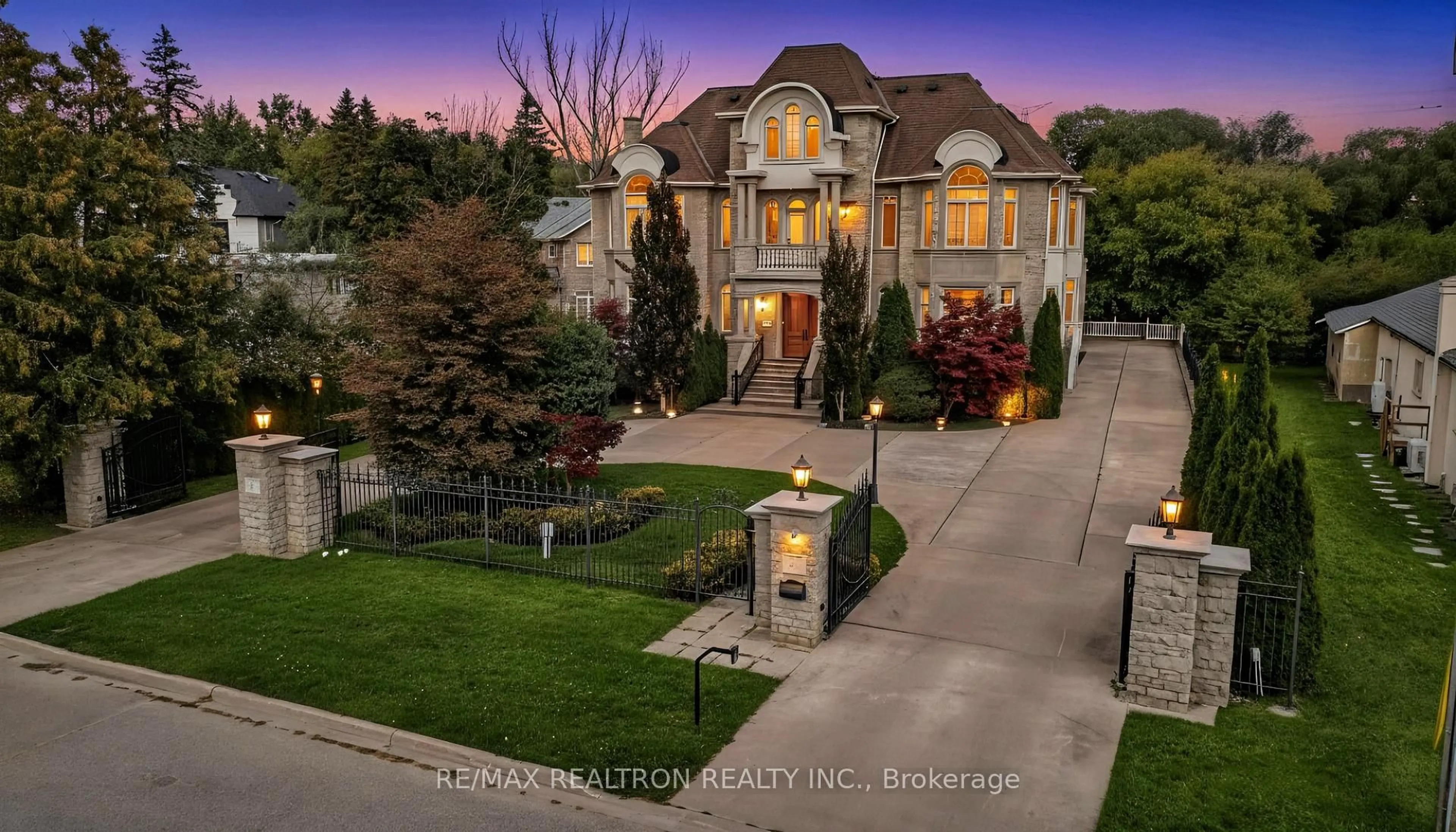 A pic from outside/outdoor area/front of a property/back of a property/a pic from drone, street for 21 Boyle Dr, Richmond Hill Ontario L4C 6C8