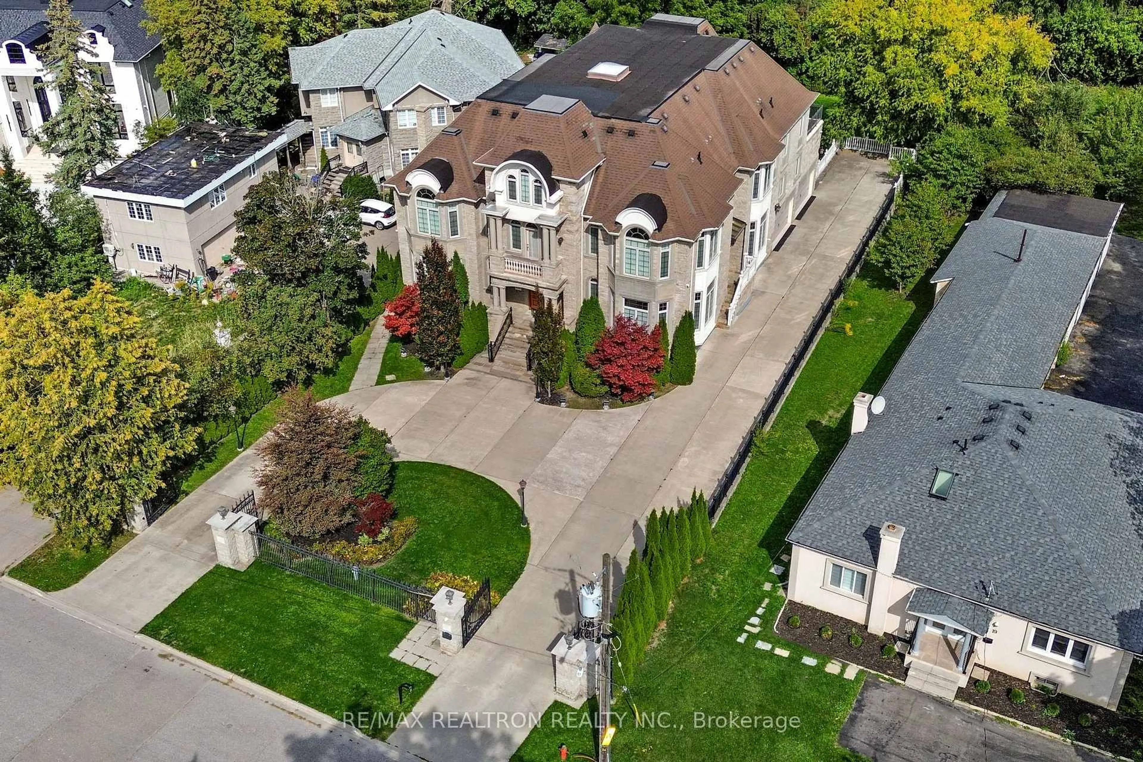 A pic from outside/outdoor area/front of a property/back of a property/a pic from drone, street for 21 Boyle Dr, Richmond Hill Ontario L4C 6C8