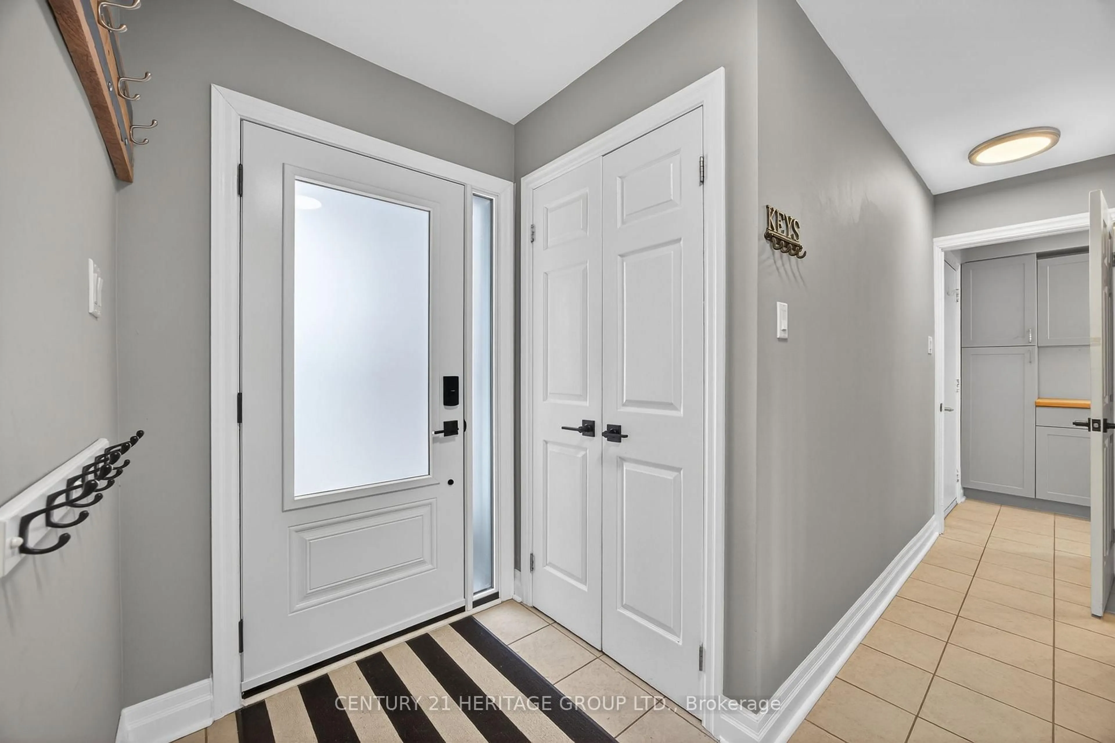 Indoor entryway for 6 Heritage Rd, Innisfil Ontario L0L 1L0