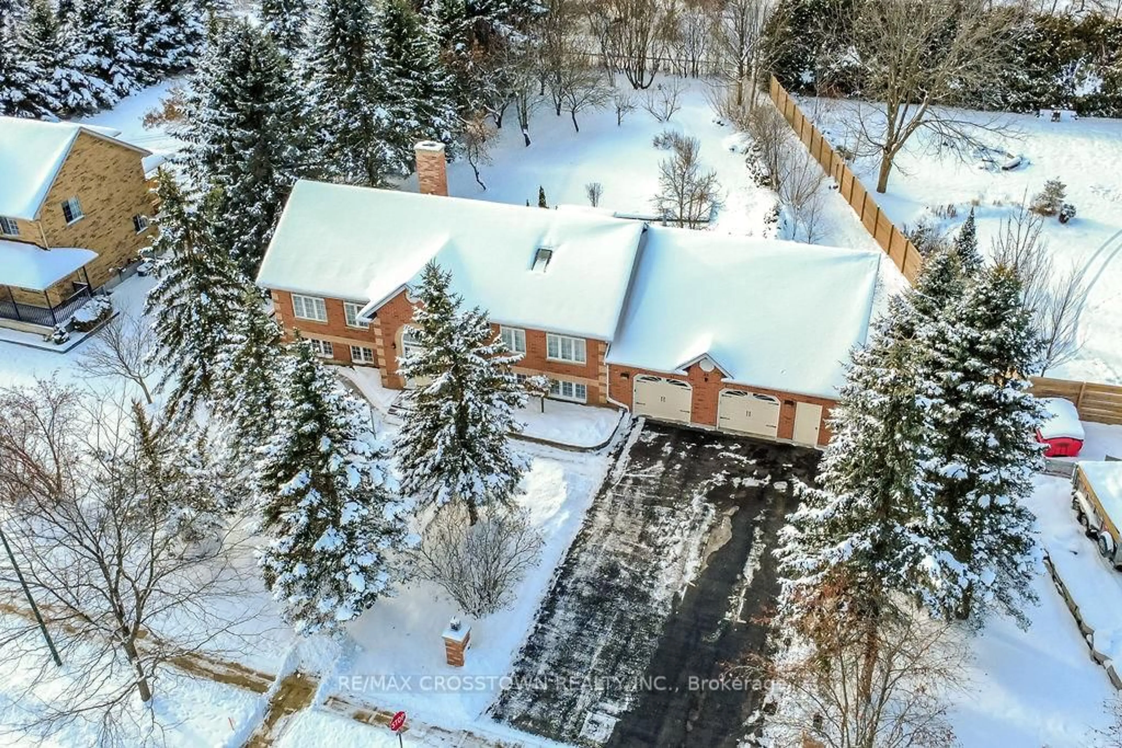 A pic from outside/outdoor area/front of a property/back of a property/a pic from drone, street for 25 Cunningham Dr, Essa Ontario L0L 2N0