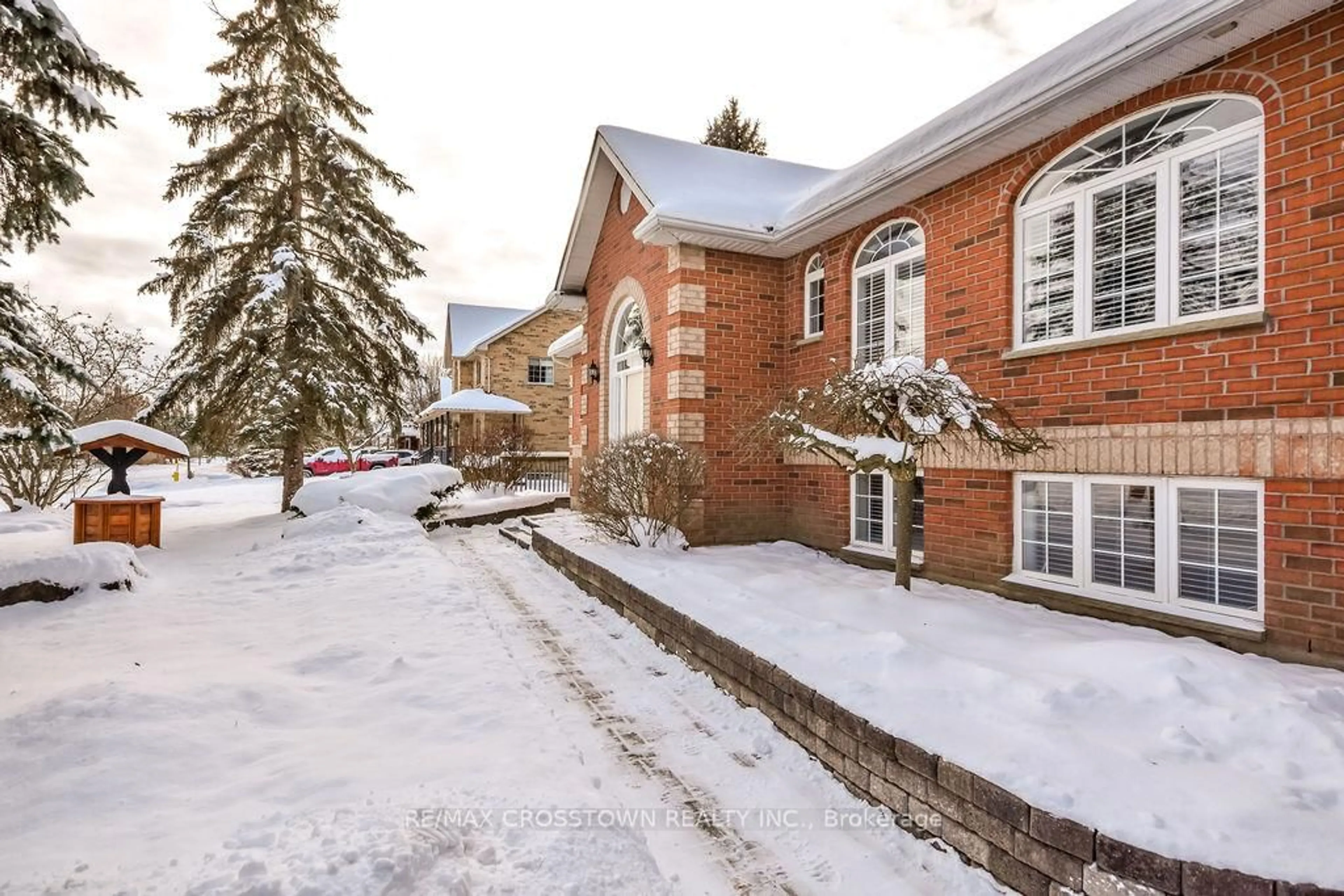 A pic from outside/outdoor area/front of a property/back of a property/a pic from drone, street for 25 Cunningham Dr, Essa Ontario L0L 2N0