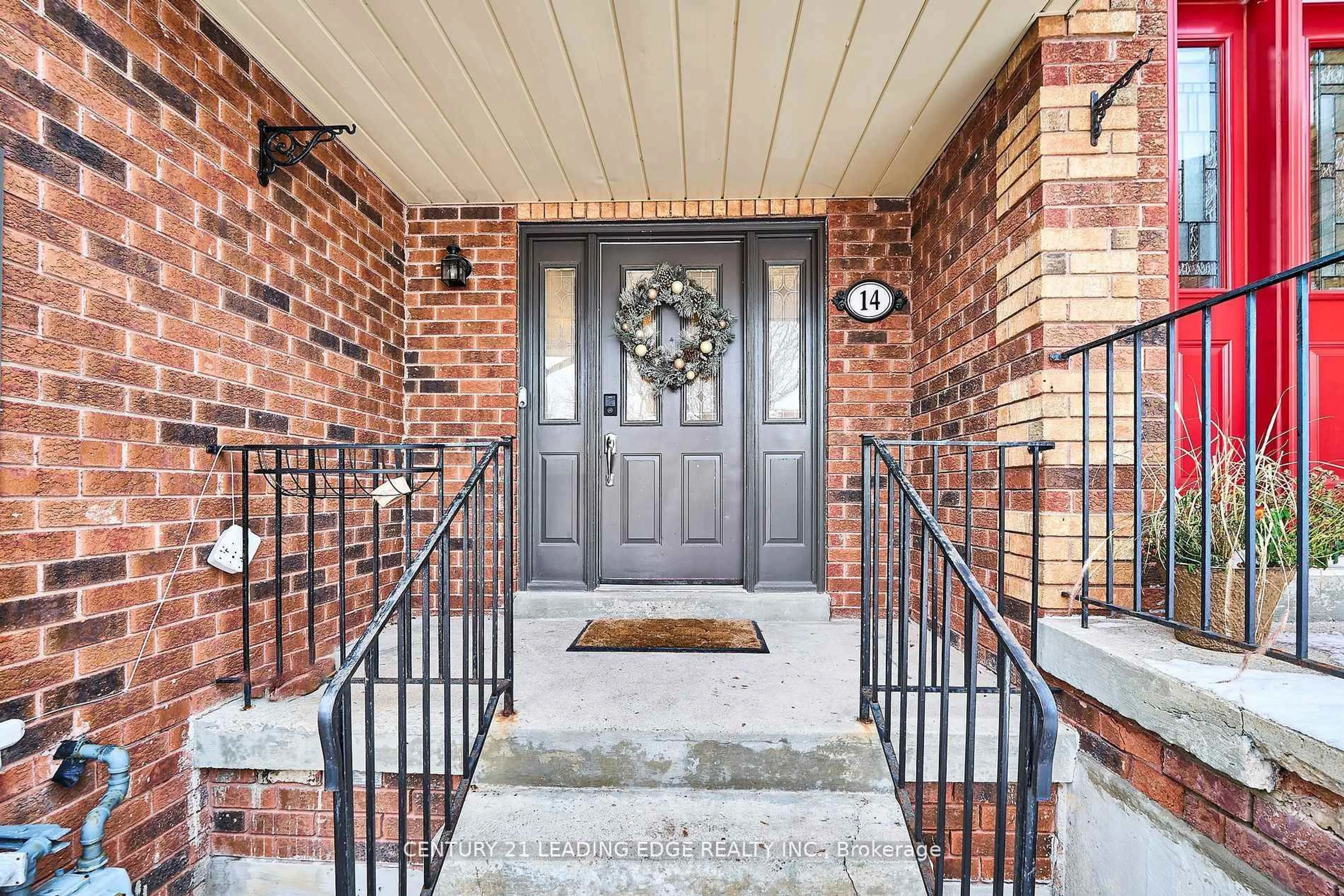 Indoor entryway for 14 Opal Crt, Whitchurch-Stouffville Ontario L4A 8C2