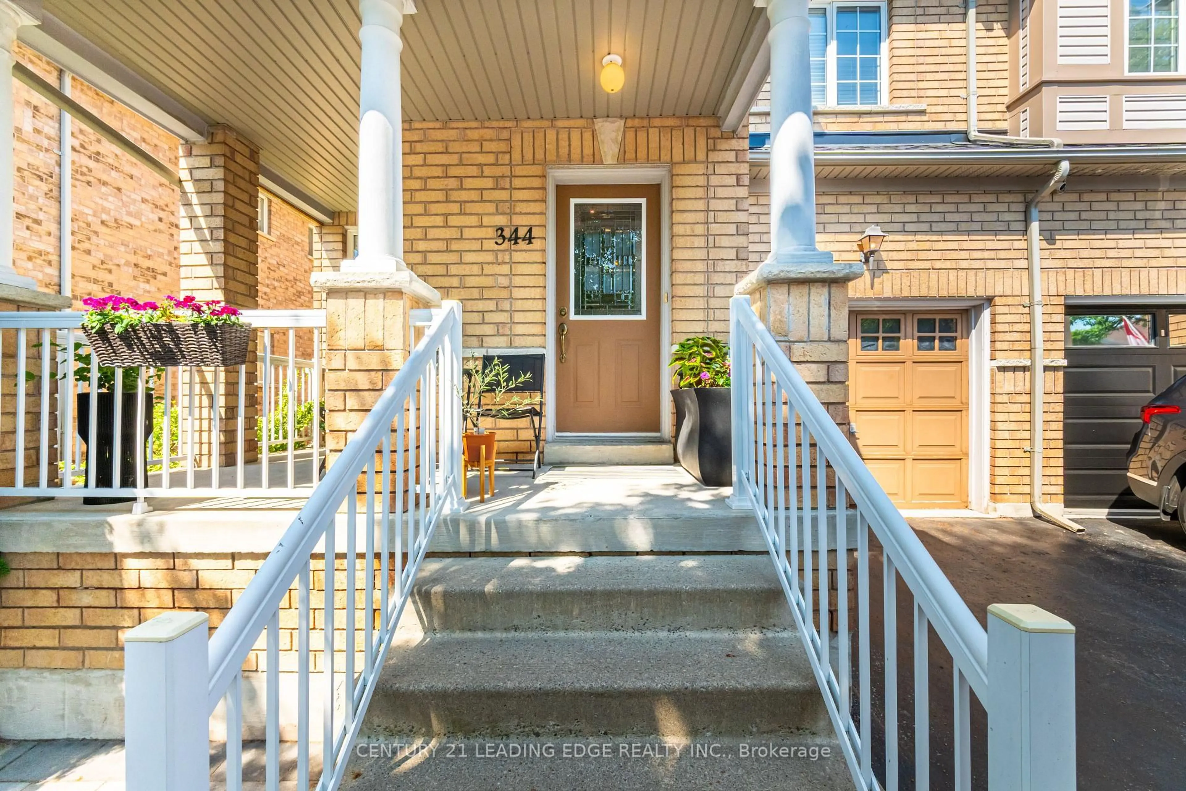 Indoor entryway for 344 Marble Pl, Newmarket Ontario L3X 2R7