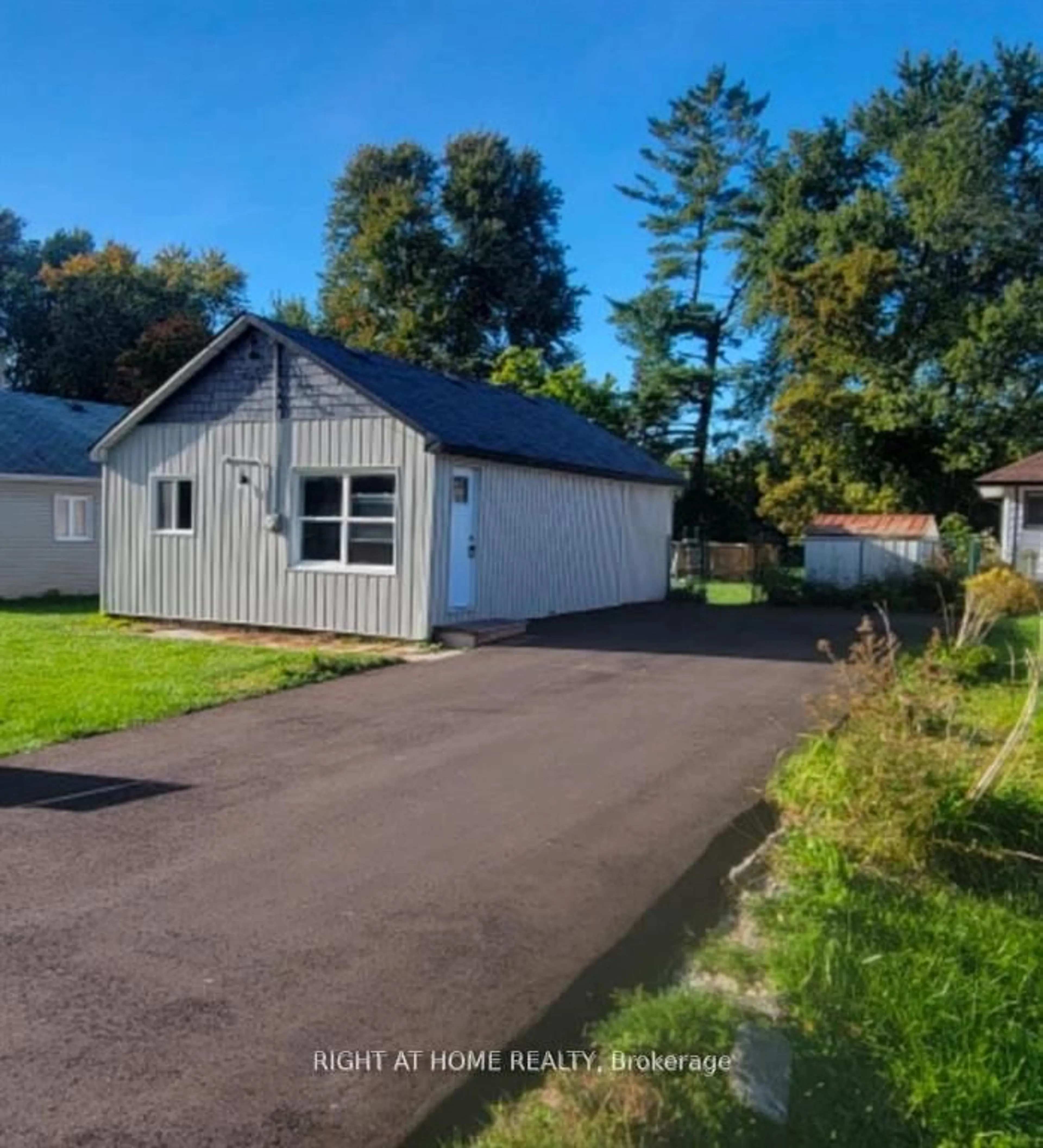 A pic from outside/outdoor area/front of a property/back of a property/a pic from drone, street for 208 Bayview Ave, Georgina Ontario L4P 2T2