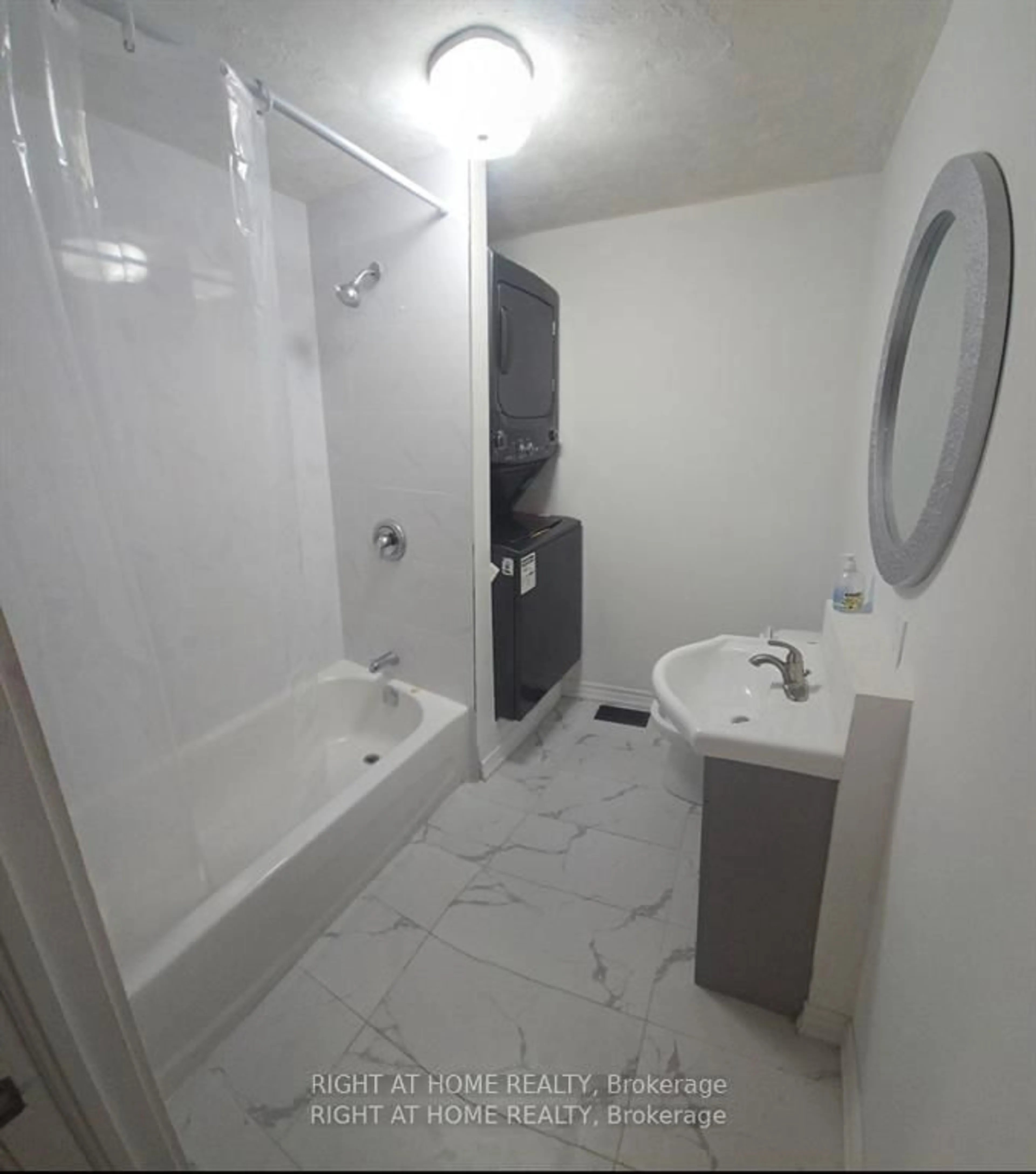 Standard bathroom, unknown for 208 Bayview Ave, Georgina Ontario L4P 2T2