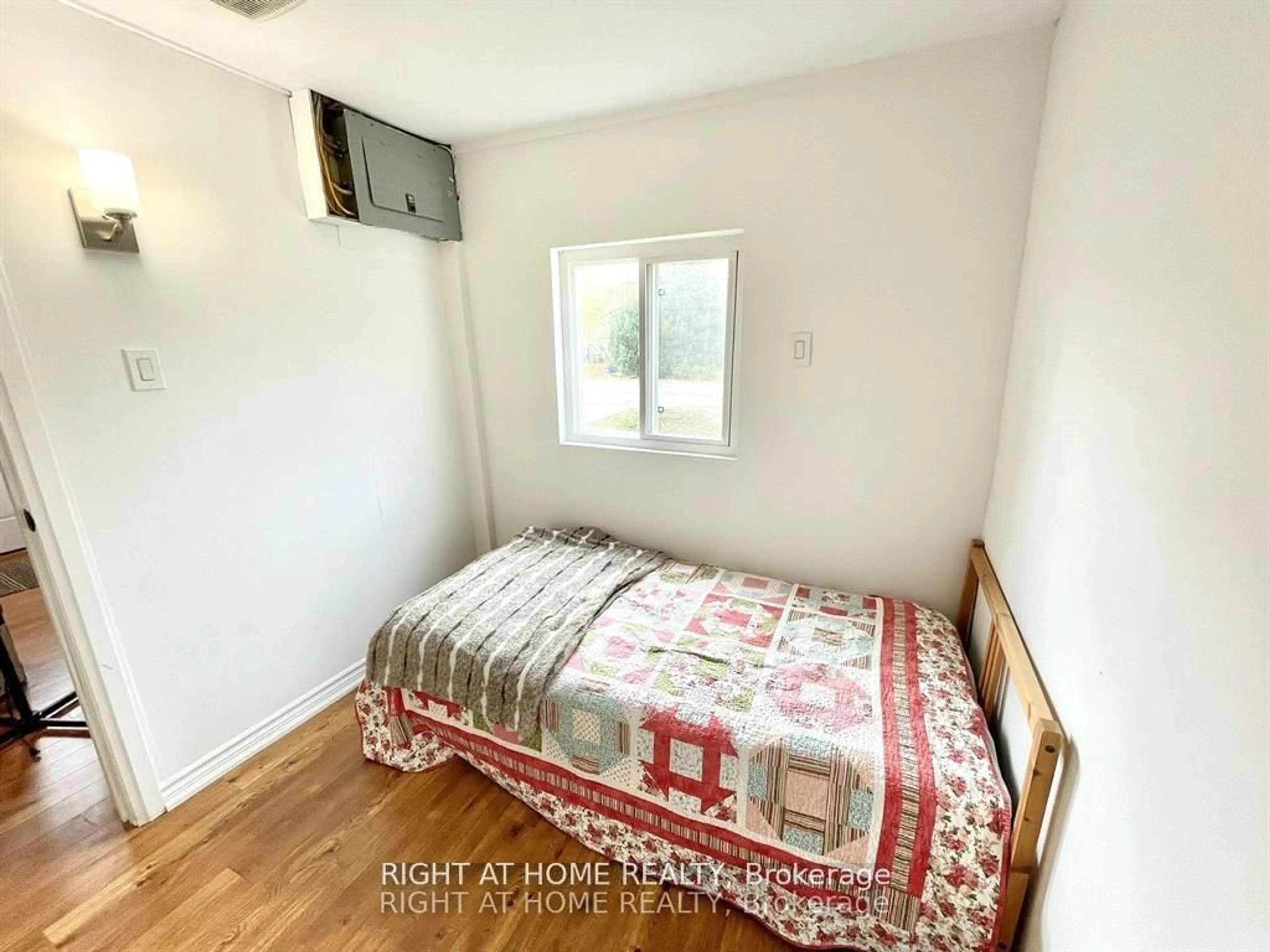 A pic of a room for 208 Bayview Ave, Georgina Ontario L4P 2T2