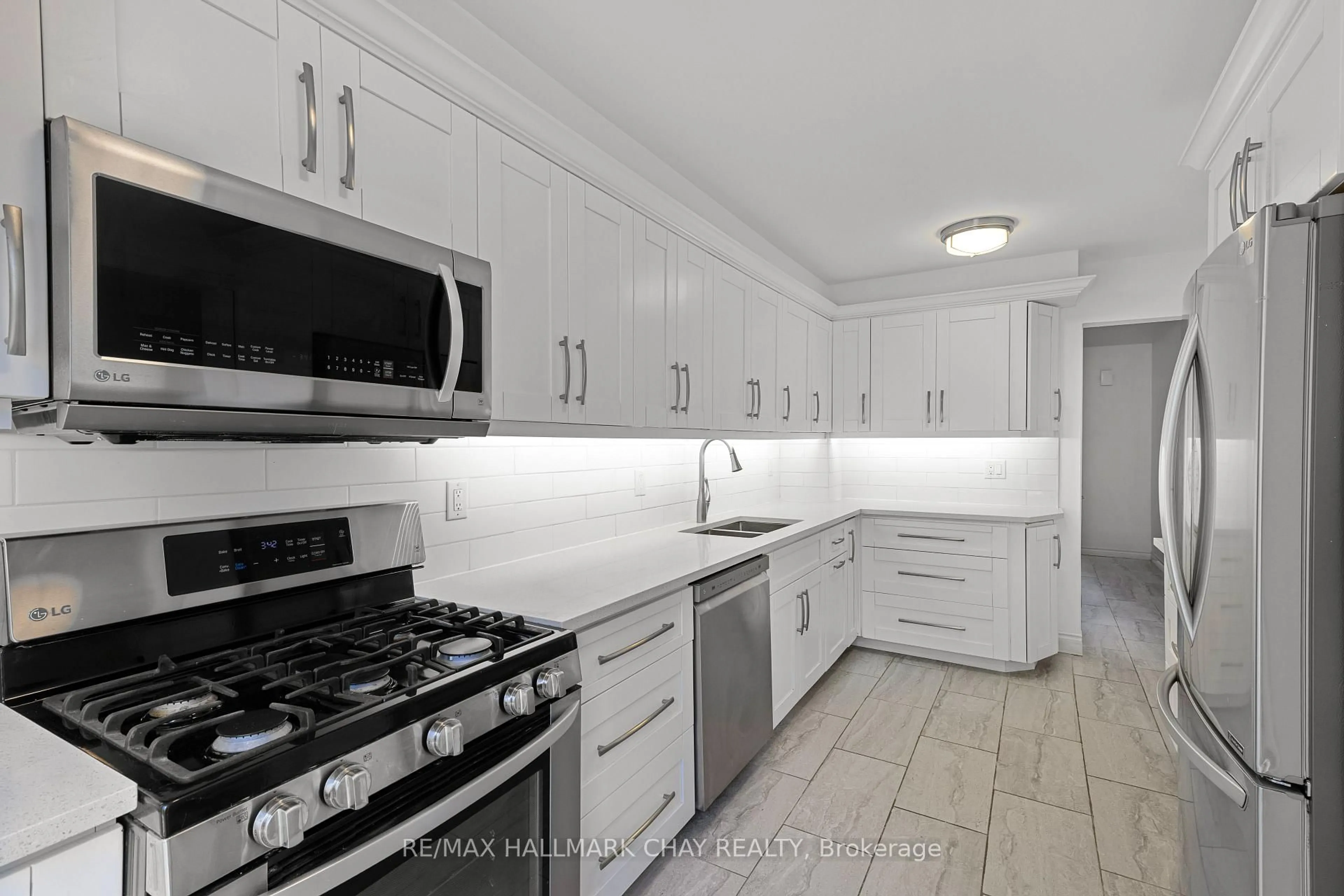Standard kitchen, ceramic/tile floor for 492 Britannia Ave, Bradford West Gwillimbury Ontario L3Z 1A7