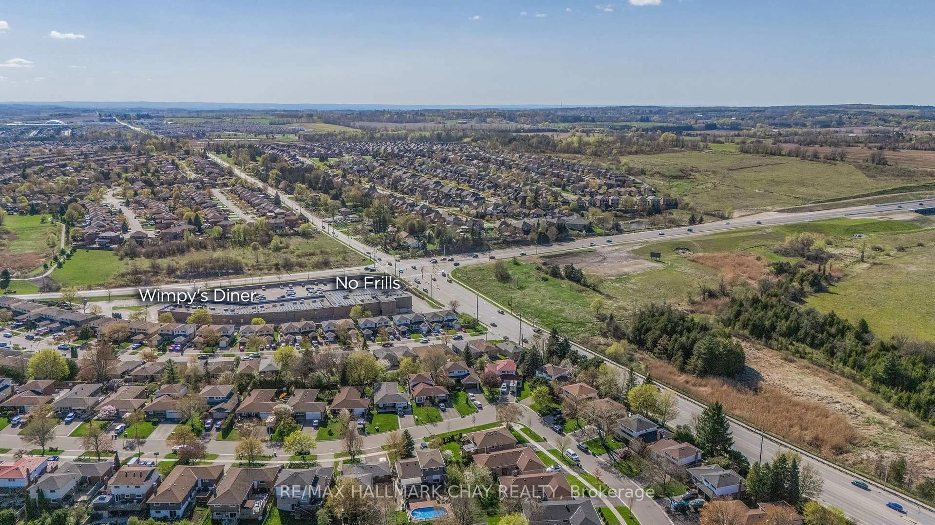 A pic from outside/outdoor area/front of a property/back of a property/a pic from drone, street for 492 Britannia Ave, Bradford West Gwillimbury Ontario L3Z 1A7