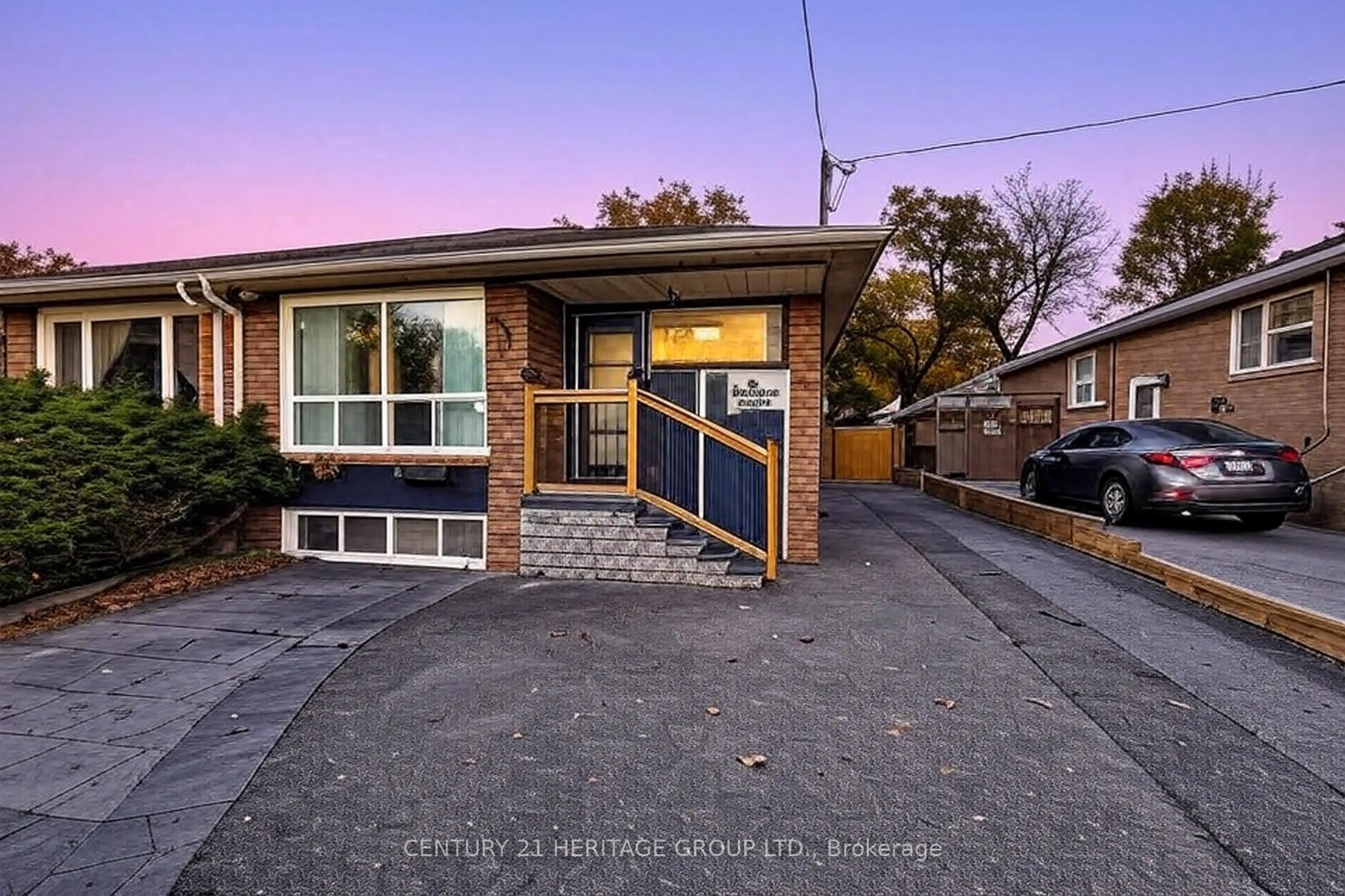 Home with brick exterior material, street for 82 Harrison Dr, Newmarket Ontario L3Y 4P4