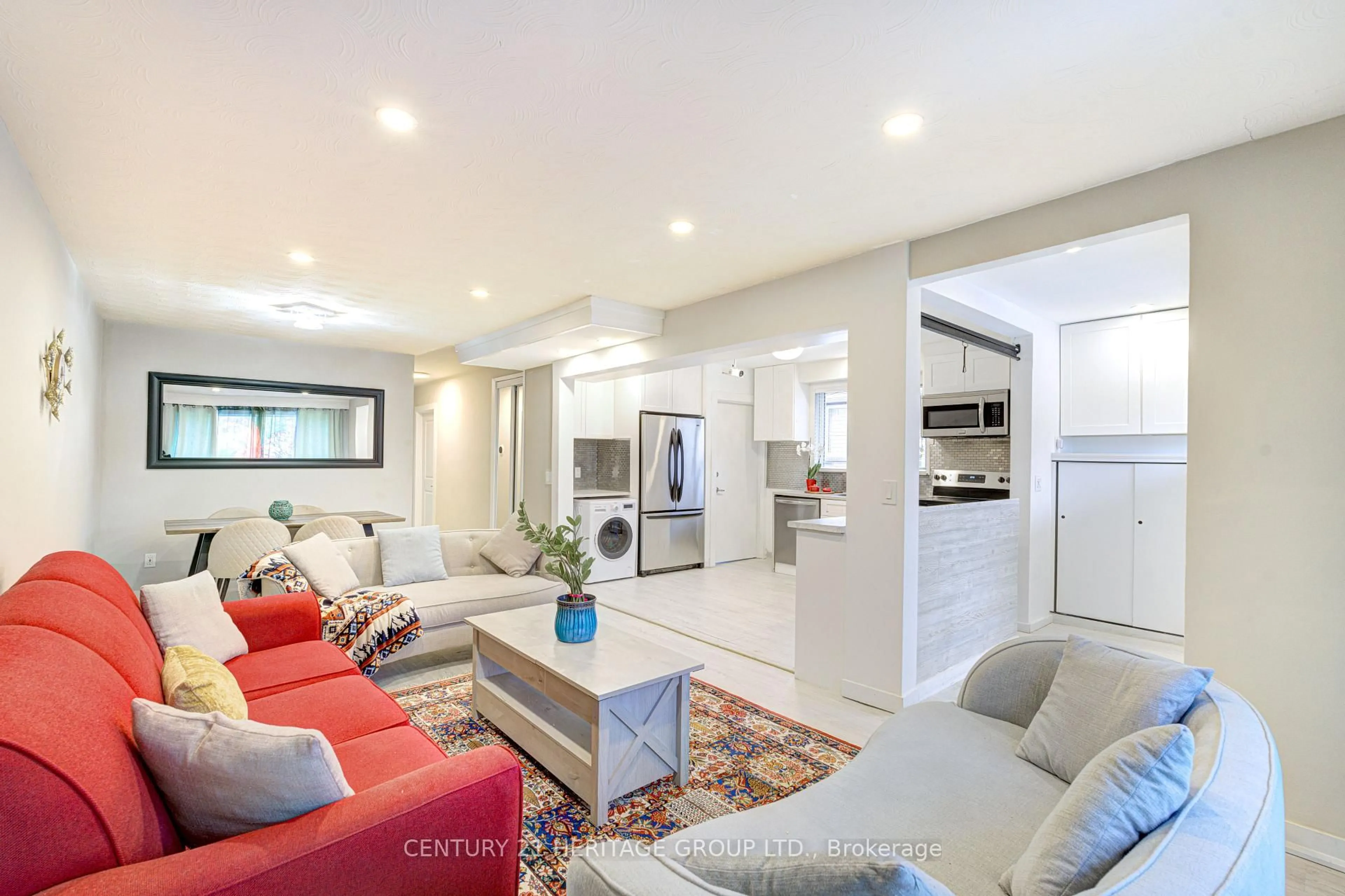 Living room with furniture, unknown for 82 Harrison Dr, Newmarket Ontario L3Y 4P4