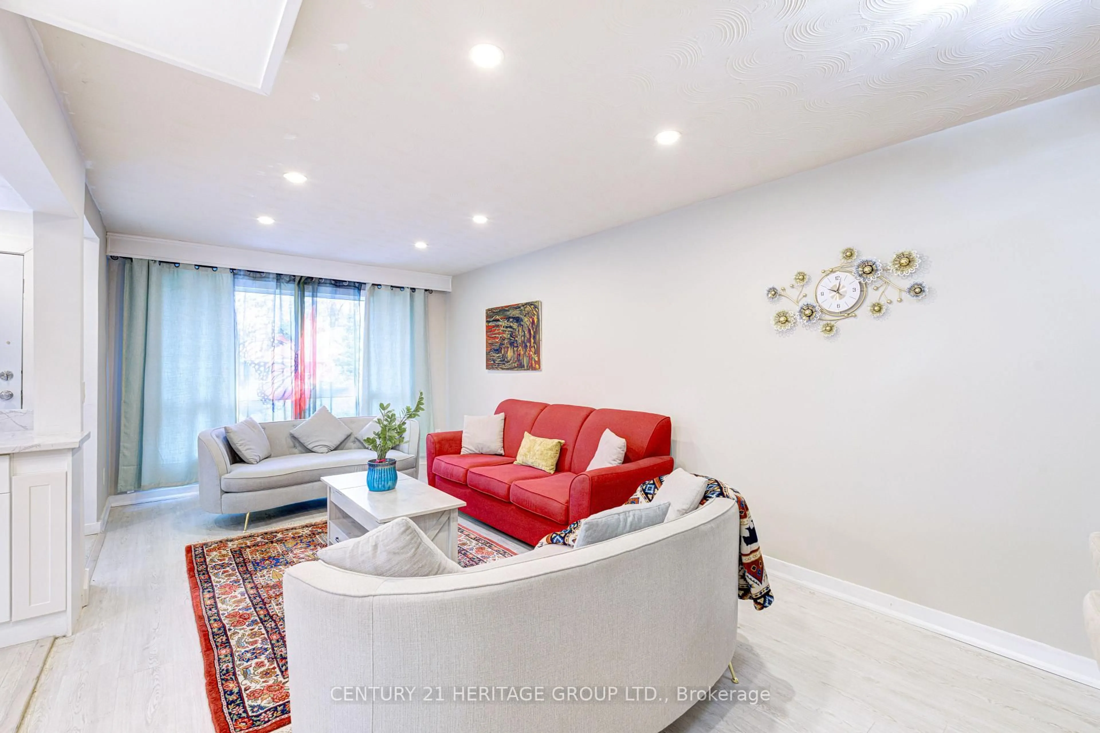 Living room with furniture, unknown for 82 Harrison Dr, Newmarket Ontario L3Y 4P4