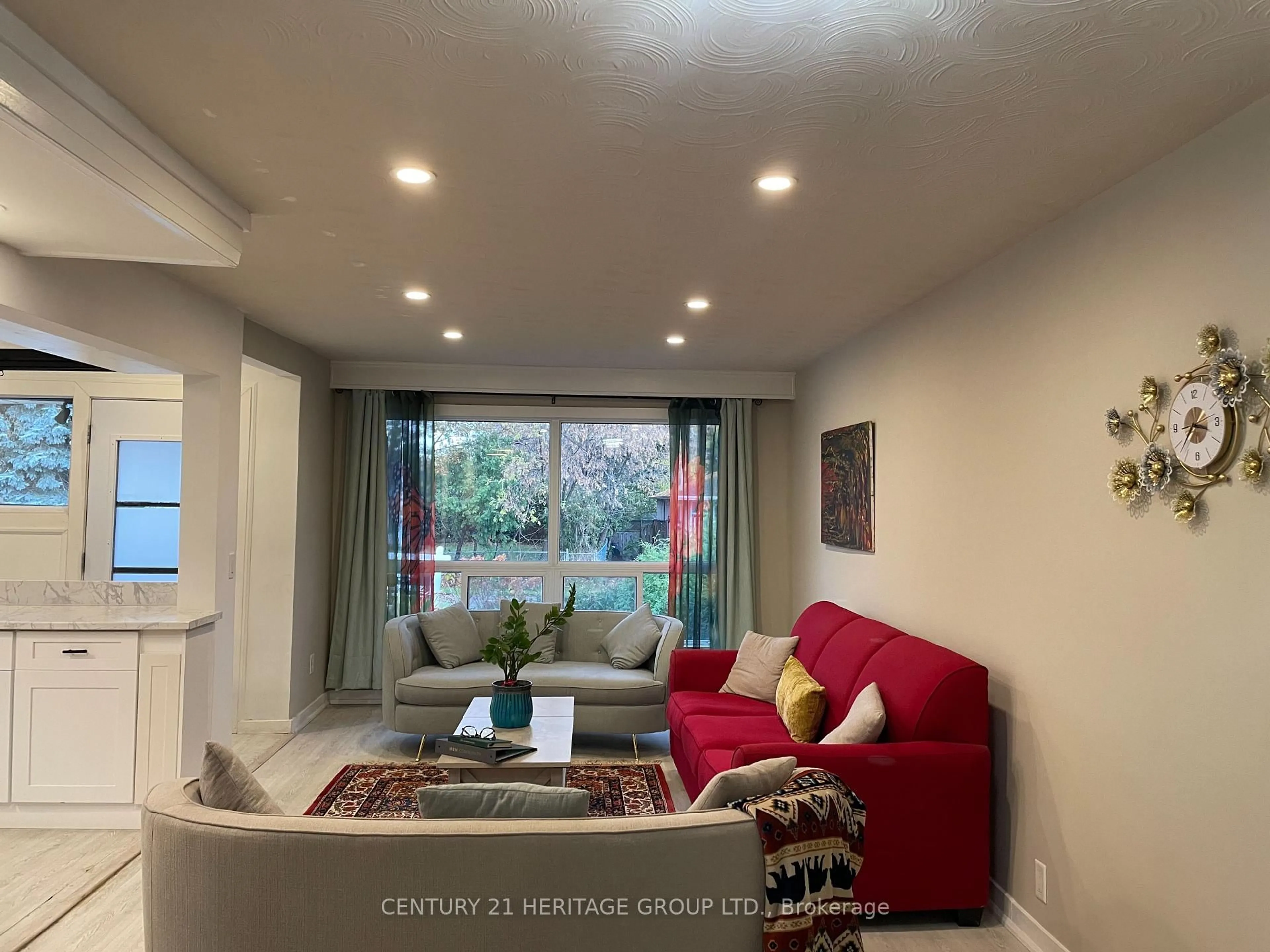 Living room with furniture, unknown for 82 Harrison Dr, Newmarket Ontario L3Y 4P4