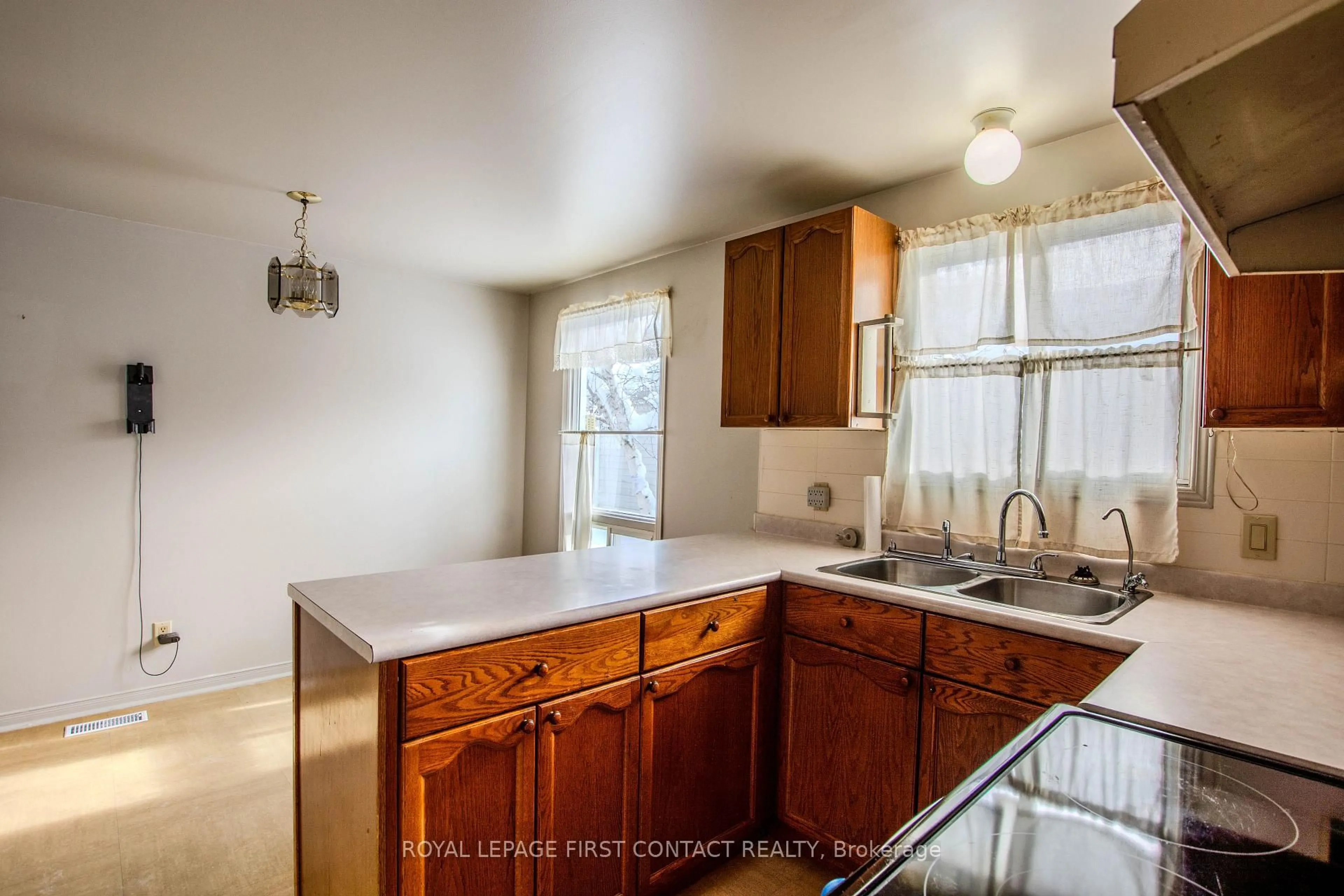 Standard kitchen, ceramic/tile floor for 27 Royal Oak Dr, Innisfil Ontario L0L 1L0