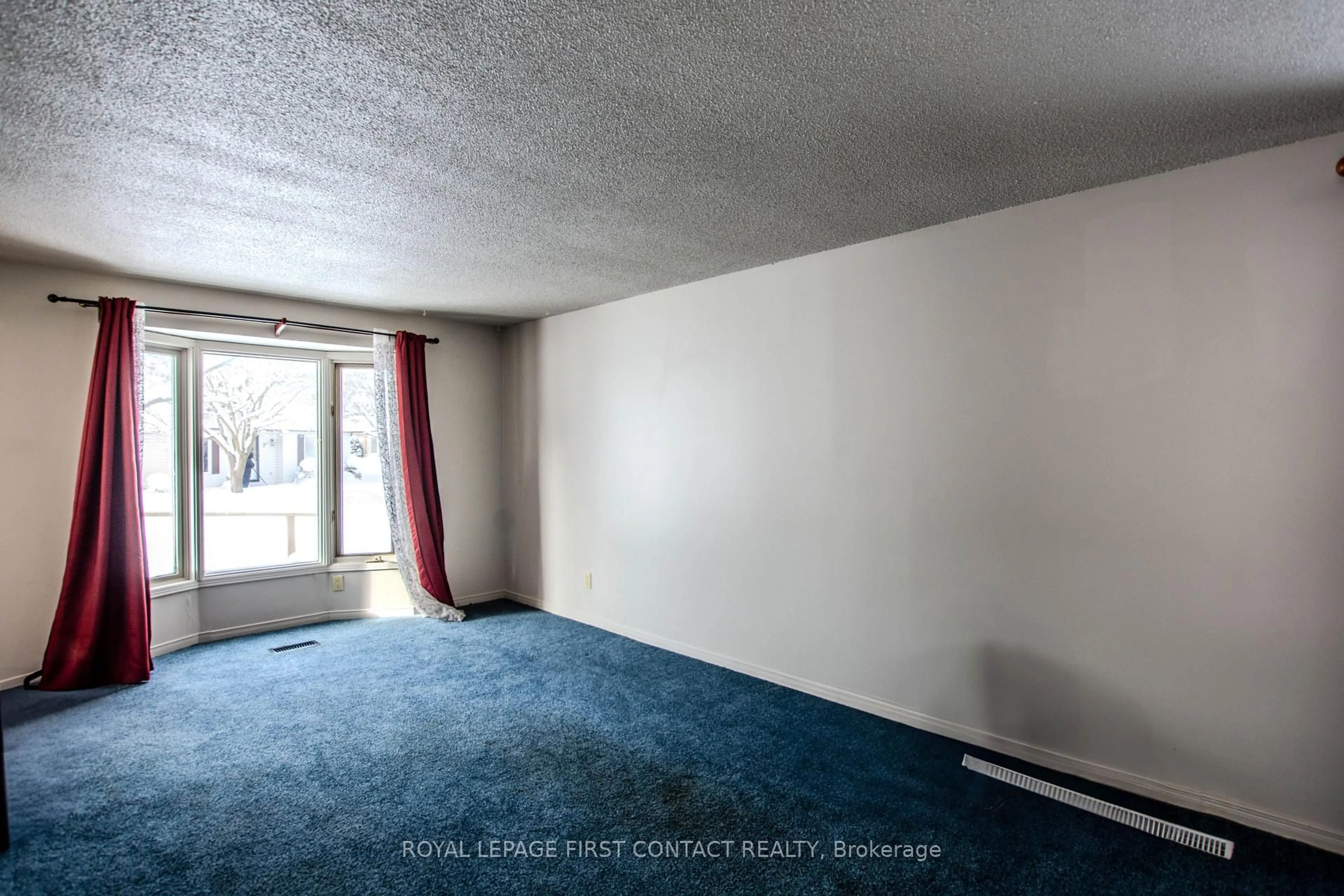 A pic of a room for 27 Royal Oak Dr, Innisfil Ontario L0L 1L0