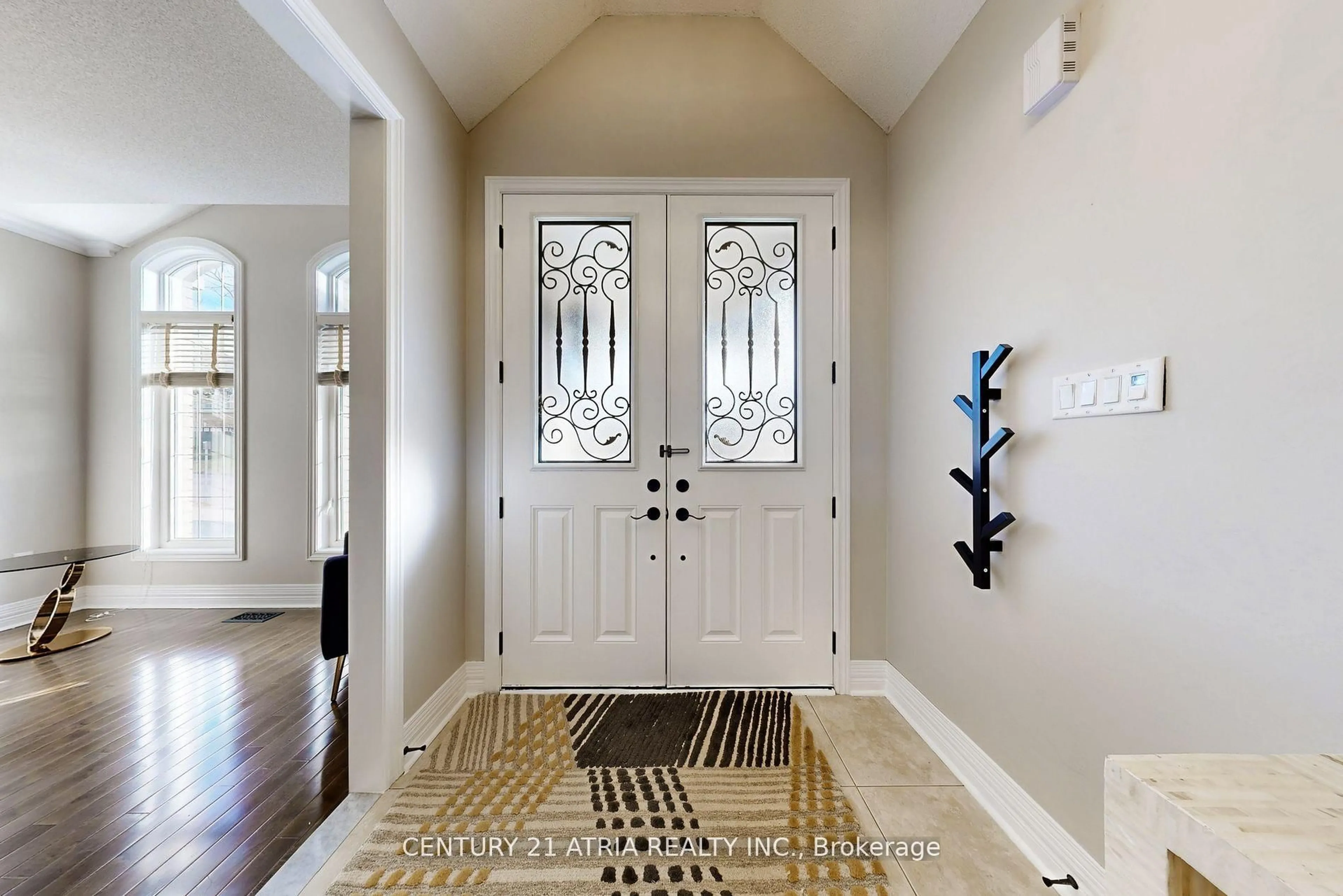Indoor entryway for 490 Kwapis Blvd, Newmarket Ontario L3X 3K6