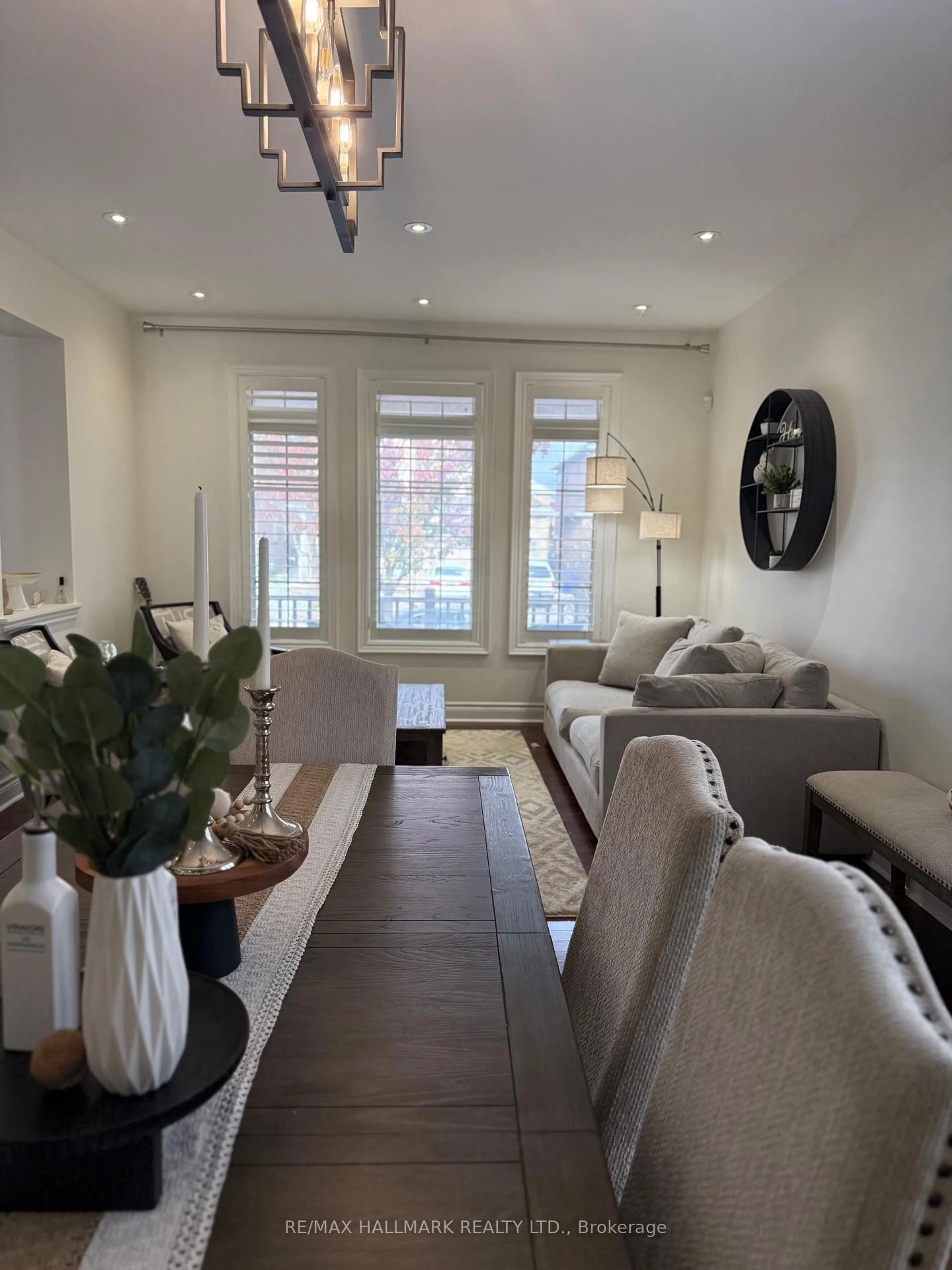 Living room with furniture, unknown for 220 Tonner Cres, Aurora Ontario L4G 7T7