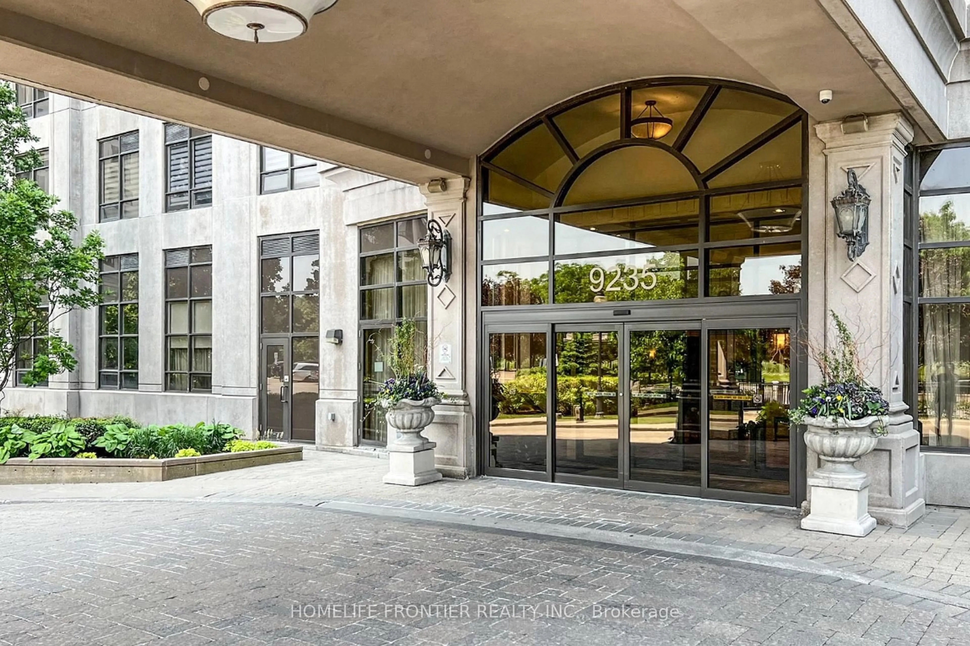 Indoor foyer for 9235 Jane St #511, Vaughan Ontario L6A 0J8