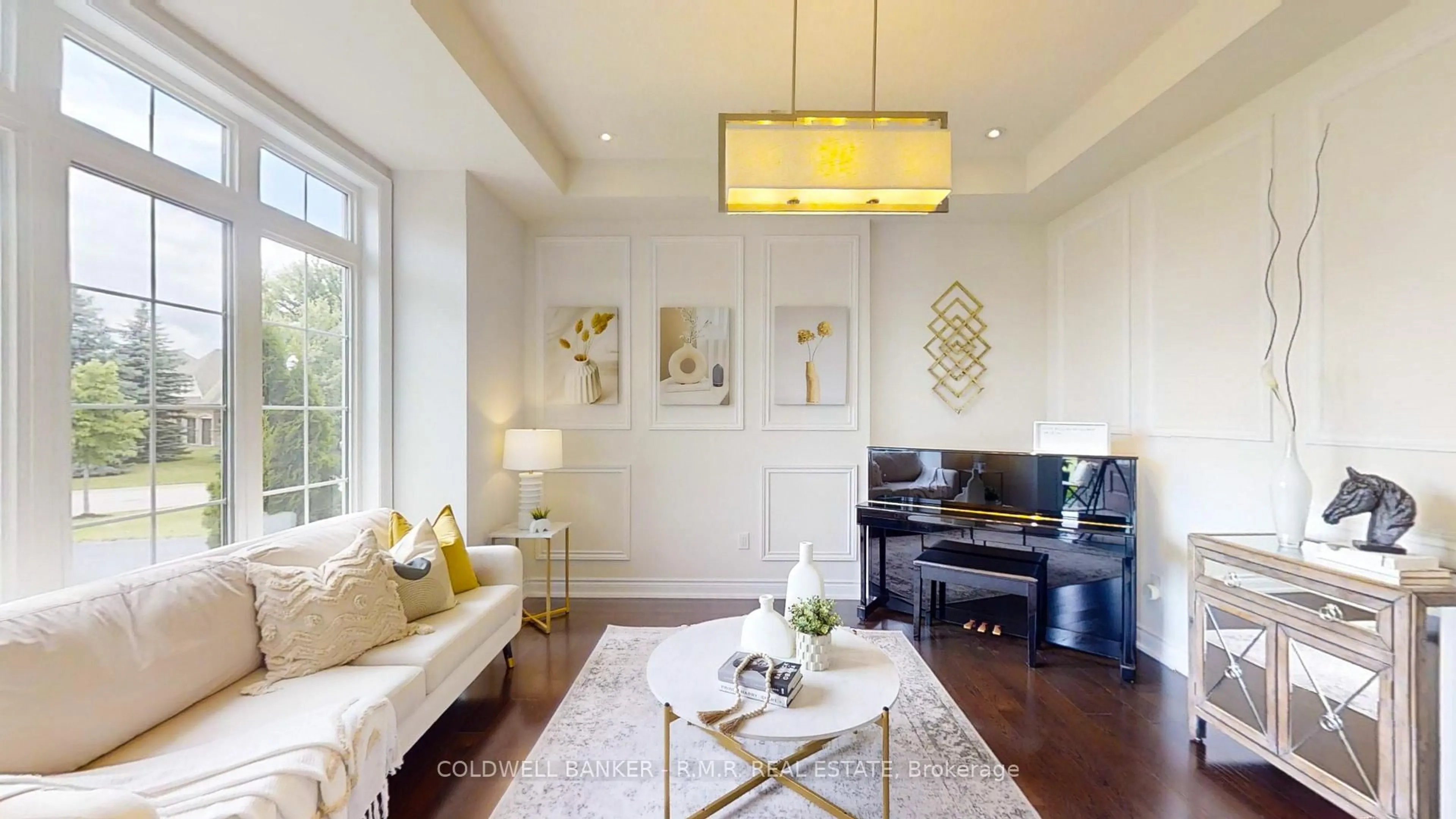 Living room with furniture, wood/laminate floor for 61-19 Forestgreen Dr, Uxbridge Ontario L9P 0B8