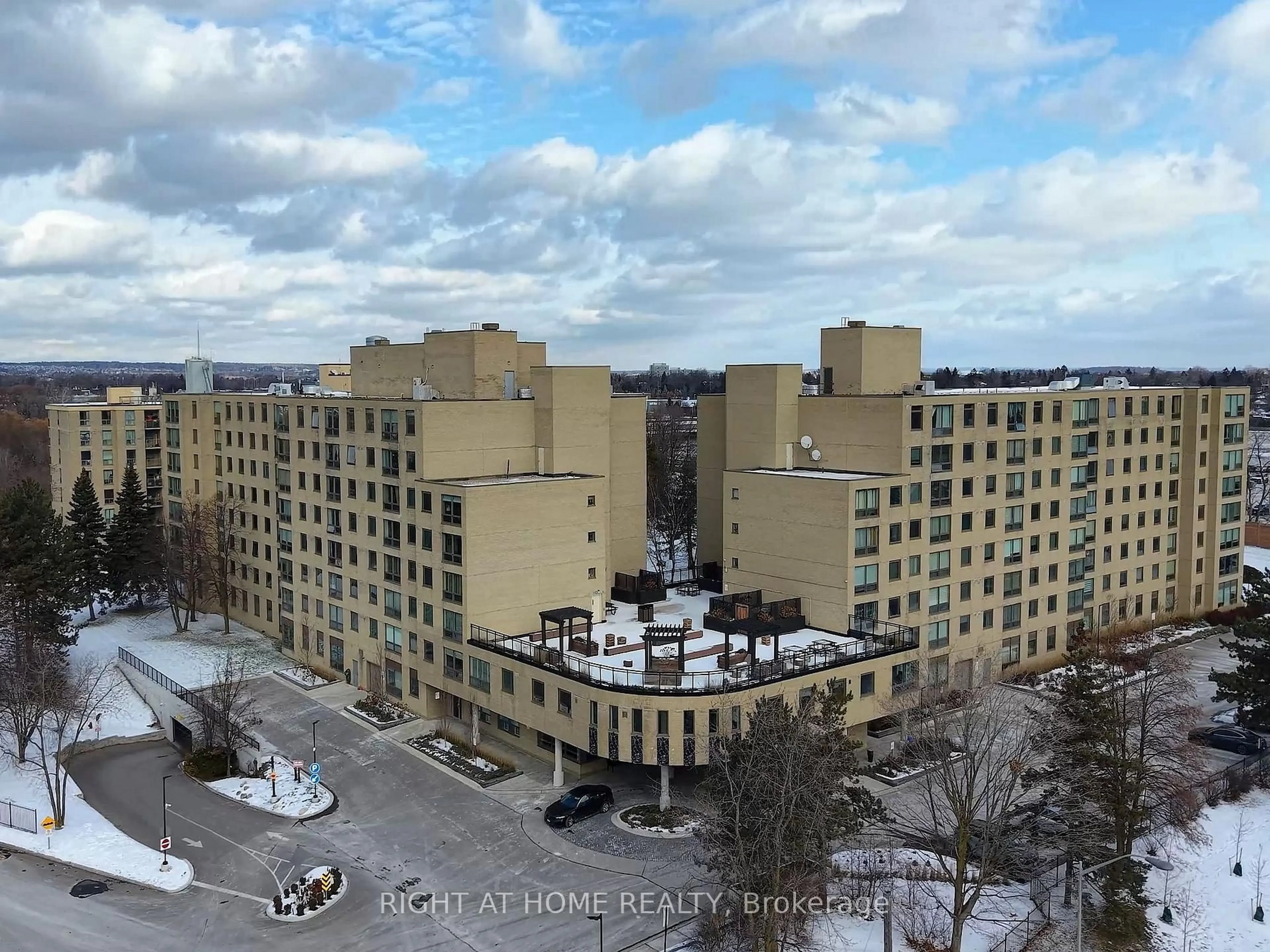 A pic from outside/outdoor area/front of a property/back of a property/a pic from drone, city buildings view from balcony for 326 Major Mackenzie Dr #116, Richmond Hill Ontario L4C 8T4