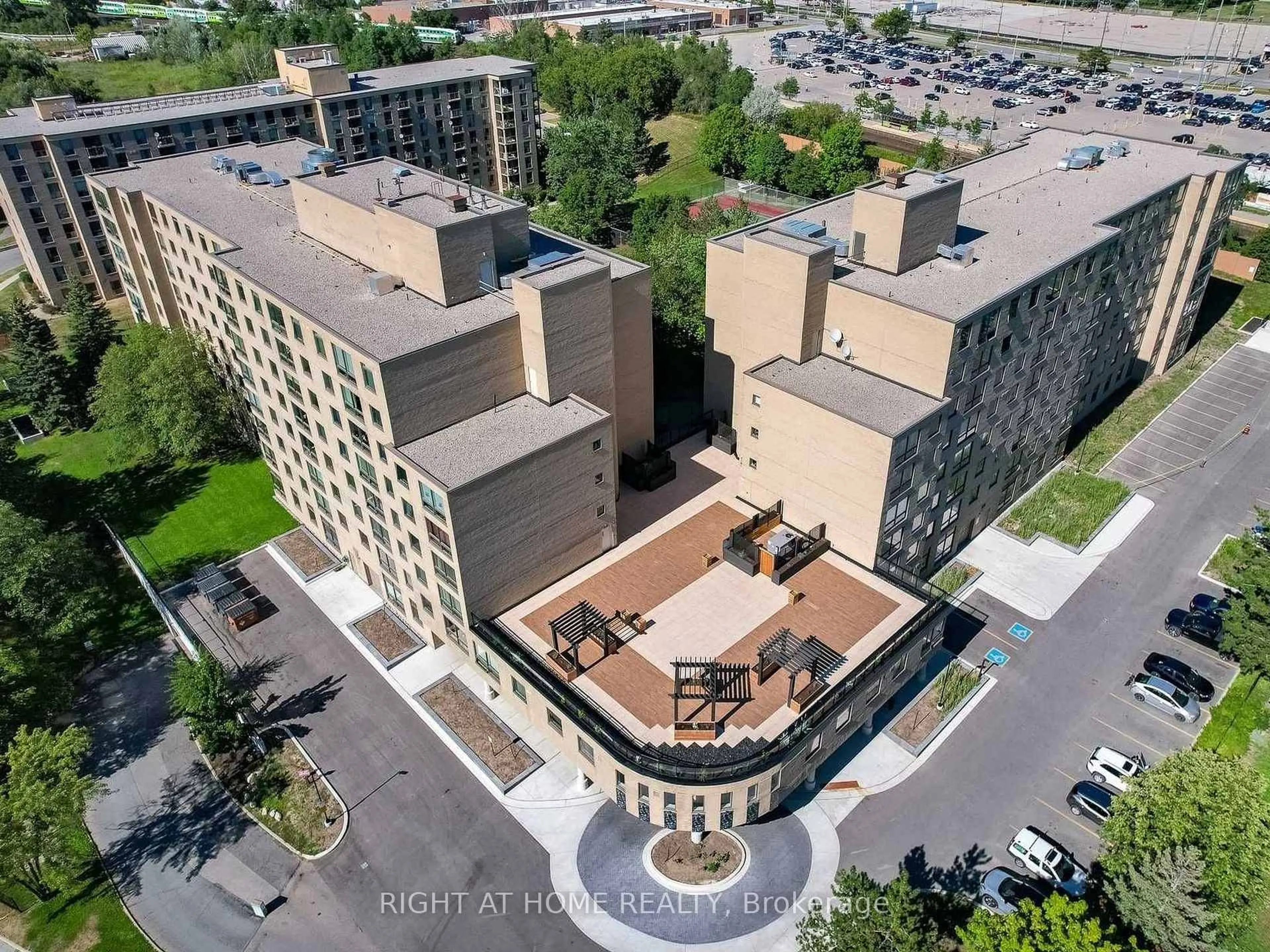 A pic from outside/outdoor area/front of a property/back of a property/a pic from drone, city buildings view from balcony for 326 Major Mackenzie Dr #116, Richmond Hill Ontario L4C 8T4