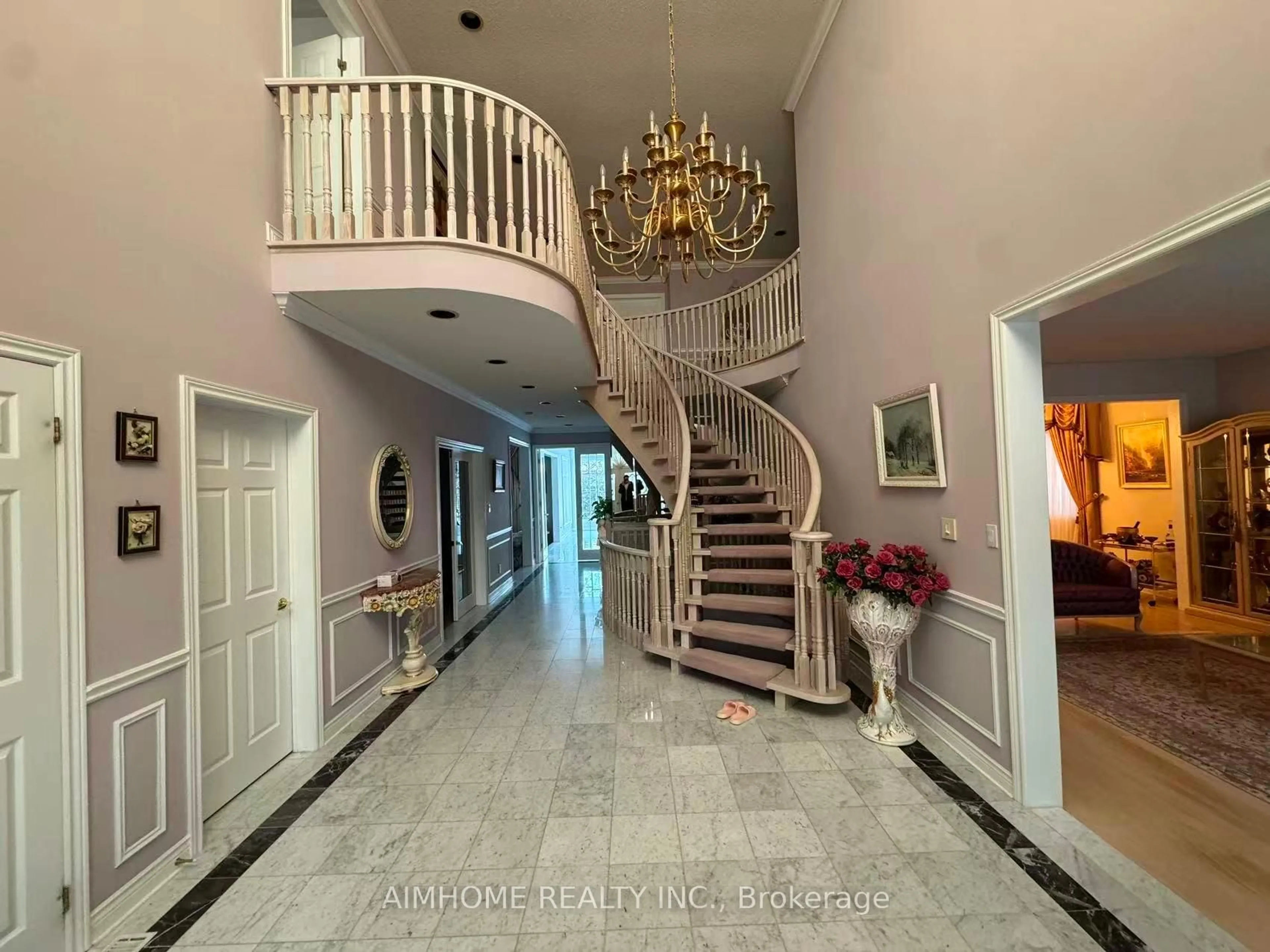 Indoor foyer for 92 Springbrook Dr, Richmond Hill Ontario L4B 3P9