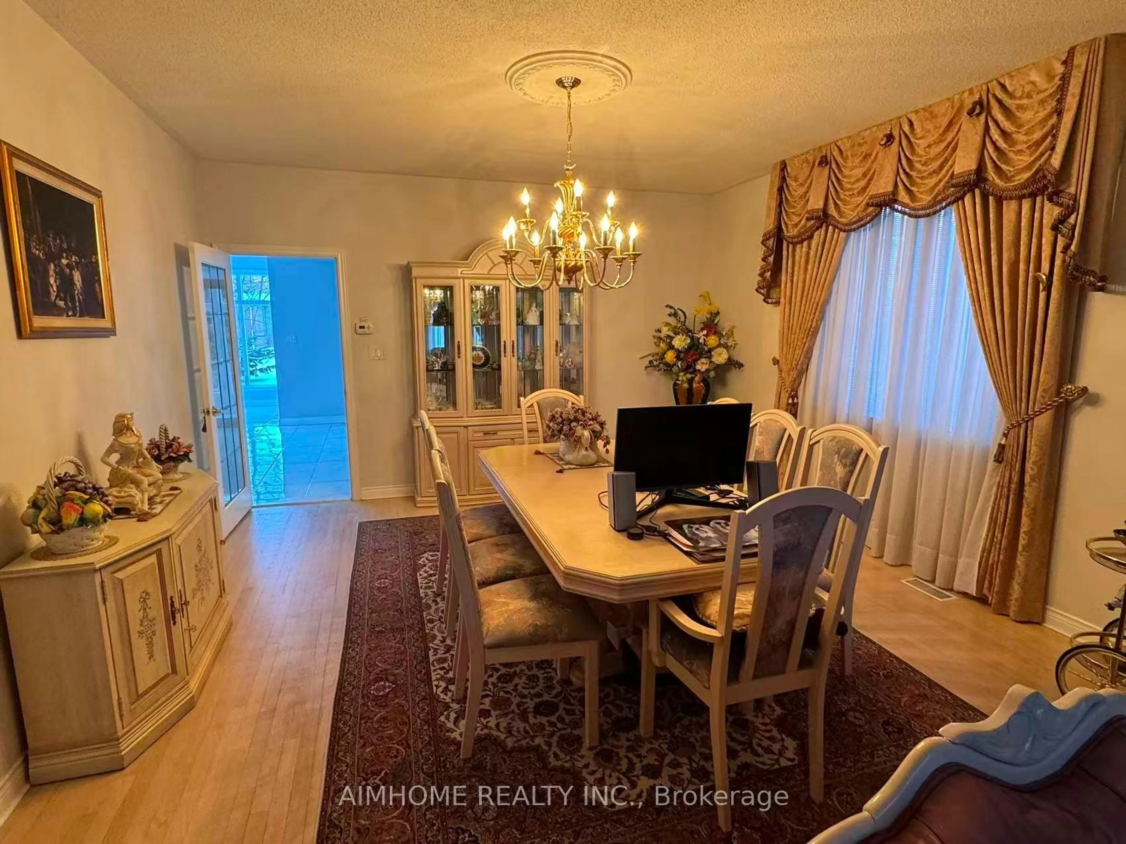Dining room, wood/laminate floor for 92 Springbrook Dr, Richmond Hill Ontario L4B 3P9
