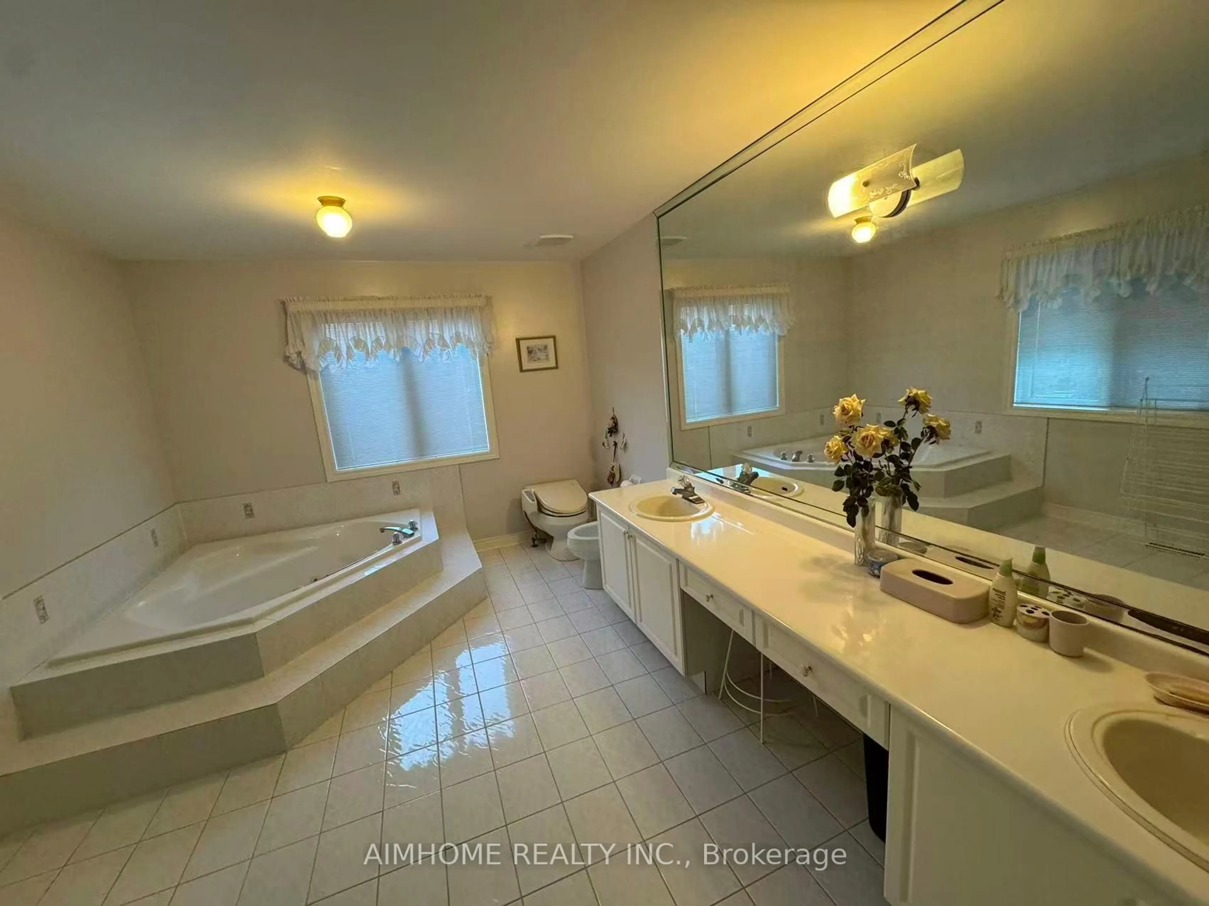 Standard bathroom, ceramic/tile floor for 92 Springbrook Dr, Richmond Hill Ontario L4B 3P9