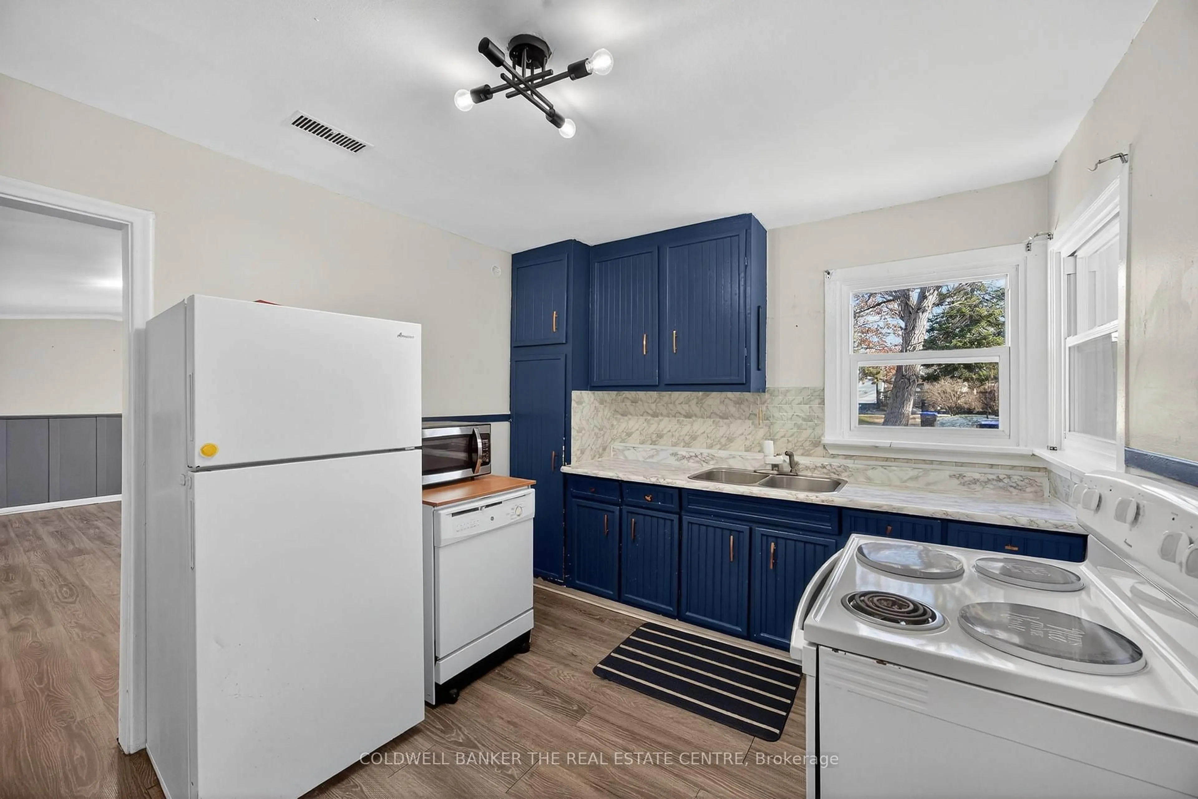 Standard kitchen, ceramic/tile floor for 119 Elizabeth St, Essa Ontario L0M 1B0