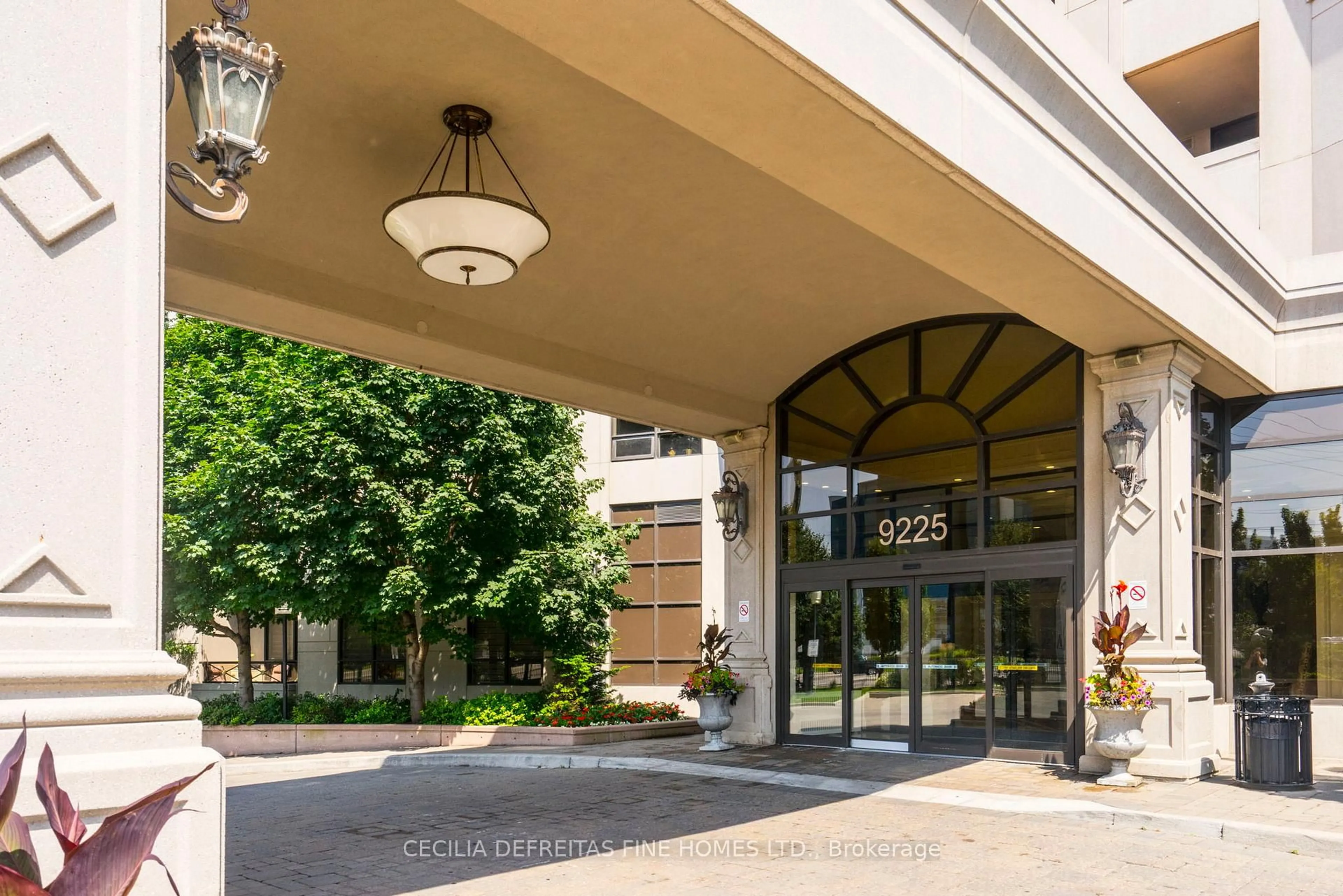 Indoor foyer for 9225 Jane St #1616, Vaughan Ontario L6A 0J7