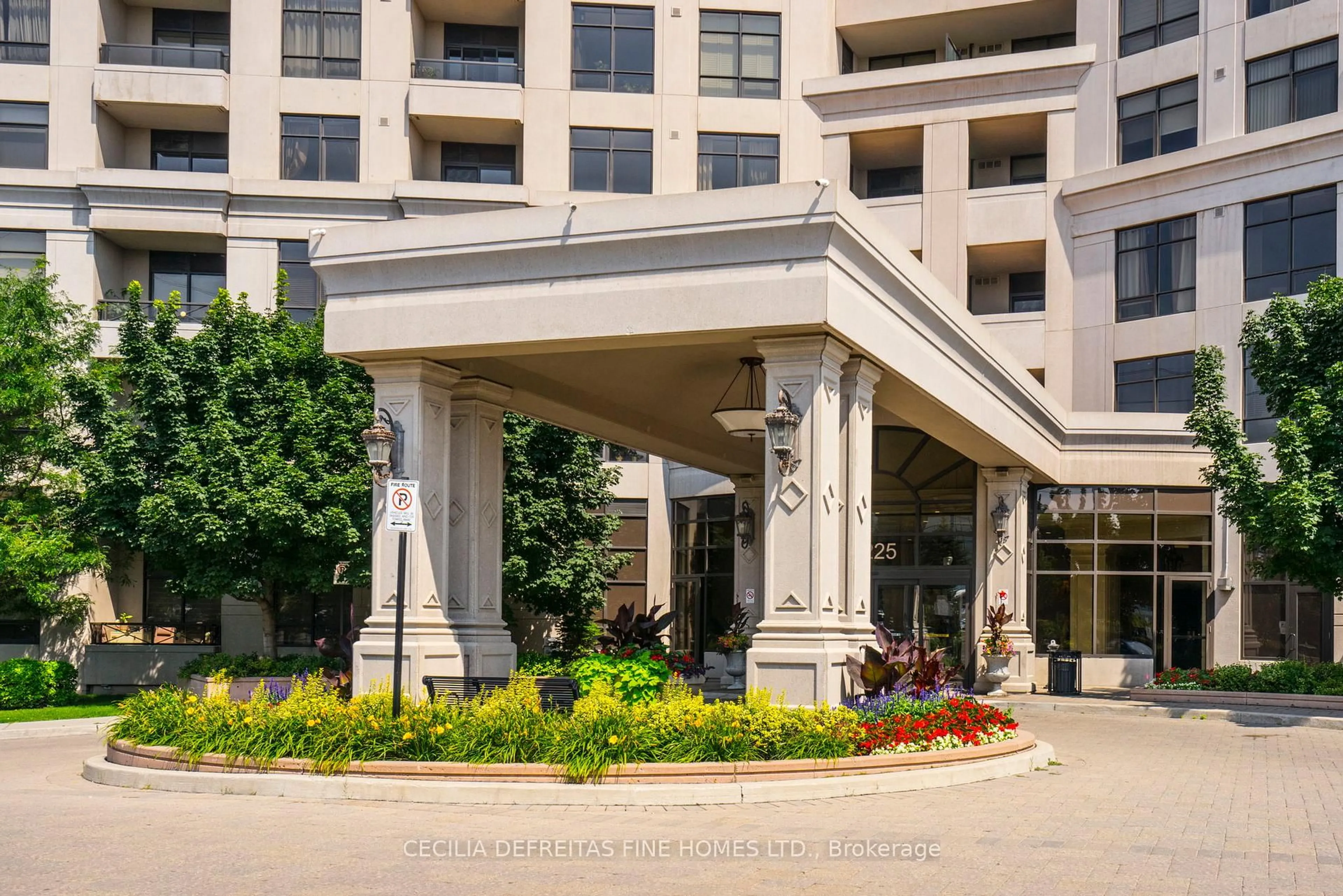 Indoor foyer for 9225 Jane St #1616, Vaughan Ontario L6A 0J7