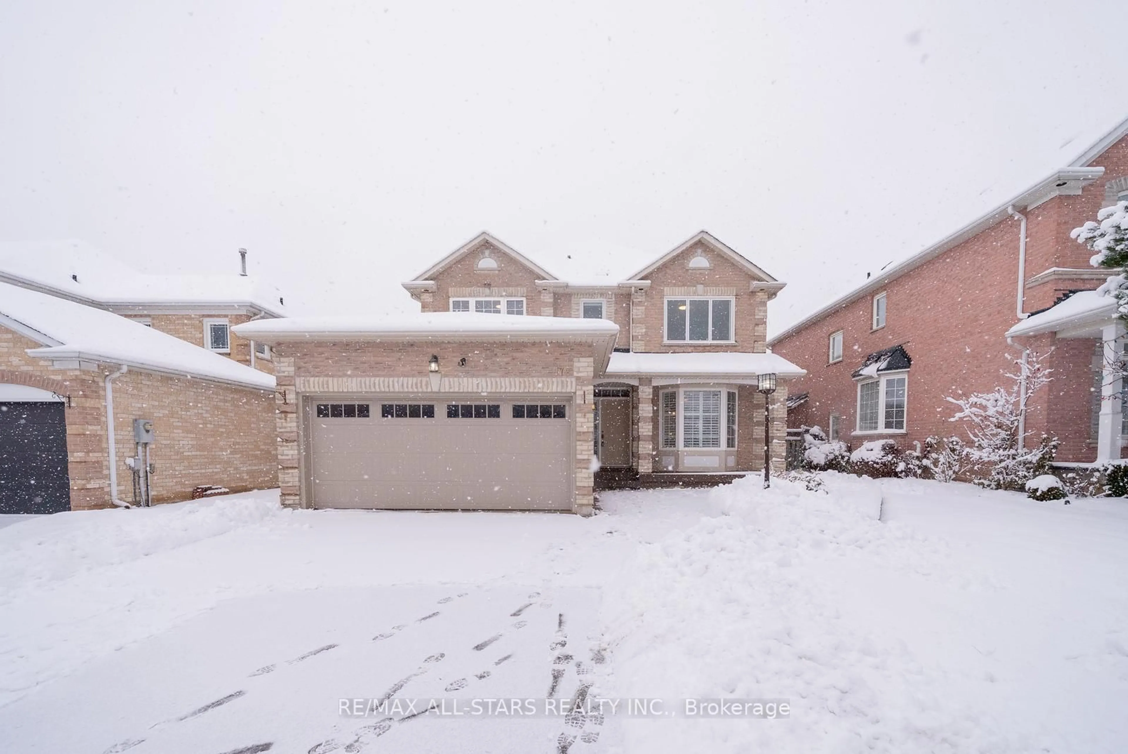 A pic from outside/outdoor area/front of a property/back of a property/a pic from drone, street for 176 Manhattan Dr, Markham Ontario L3P 7S1