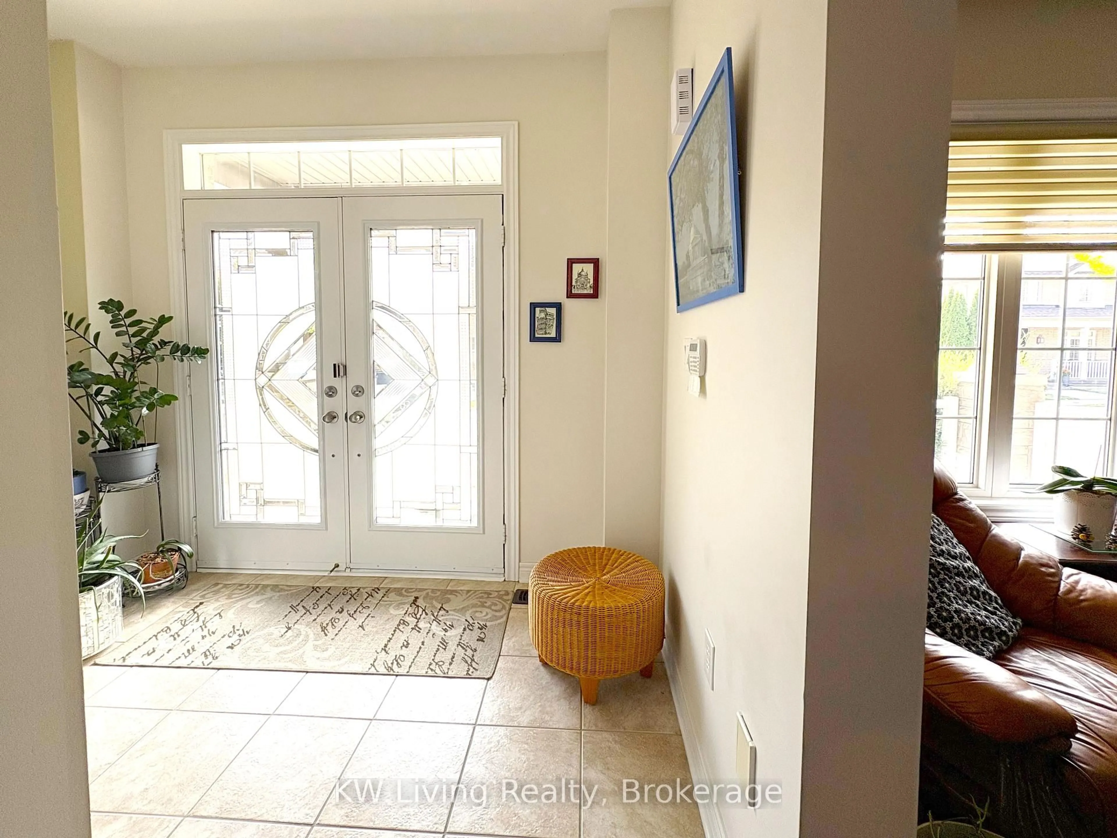 Indoor entryway for 20 Autumn Glow Dr, Markham Ontario L6B 0P4