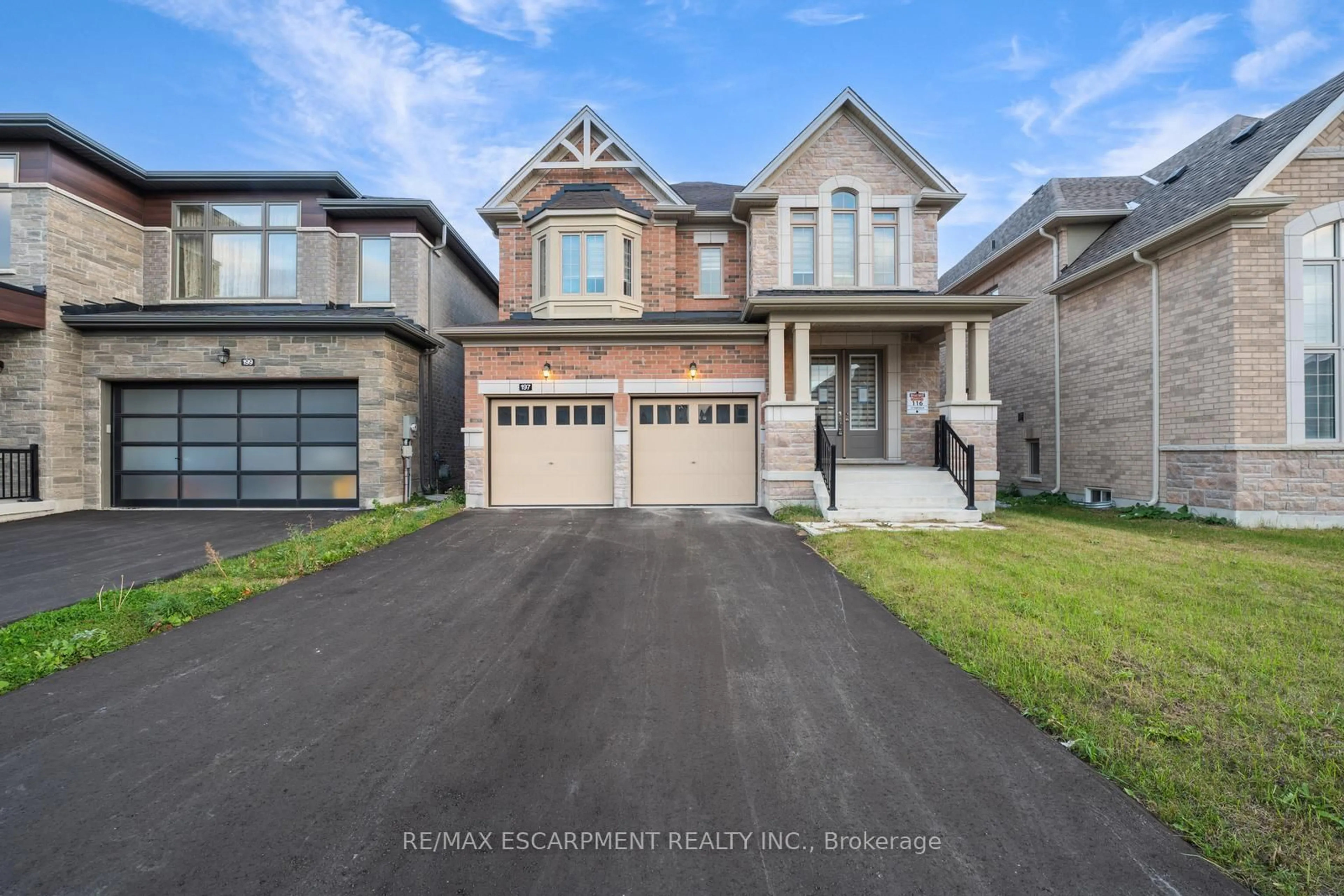 Home with brick exterior material, street for 197 Thompson Dr, East Gwillimbury Ontario L9N 0V5