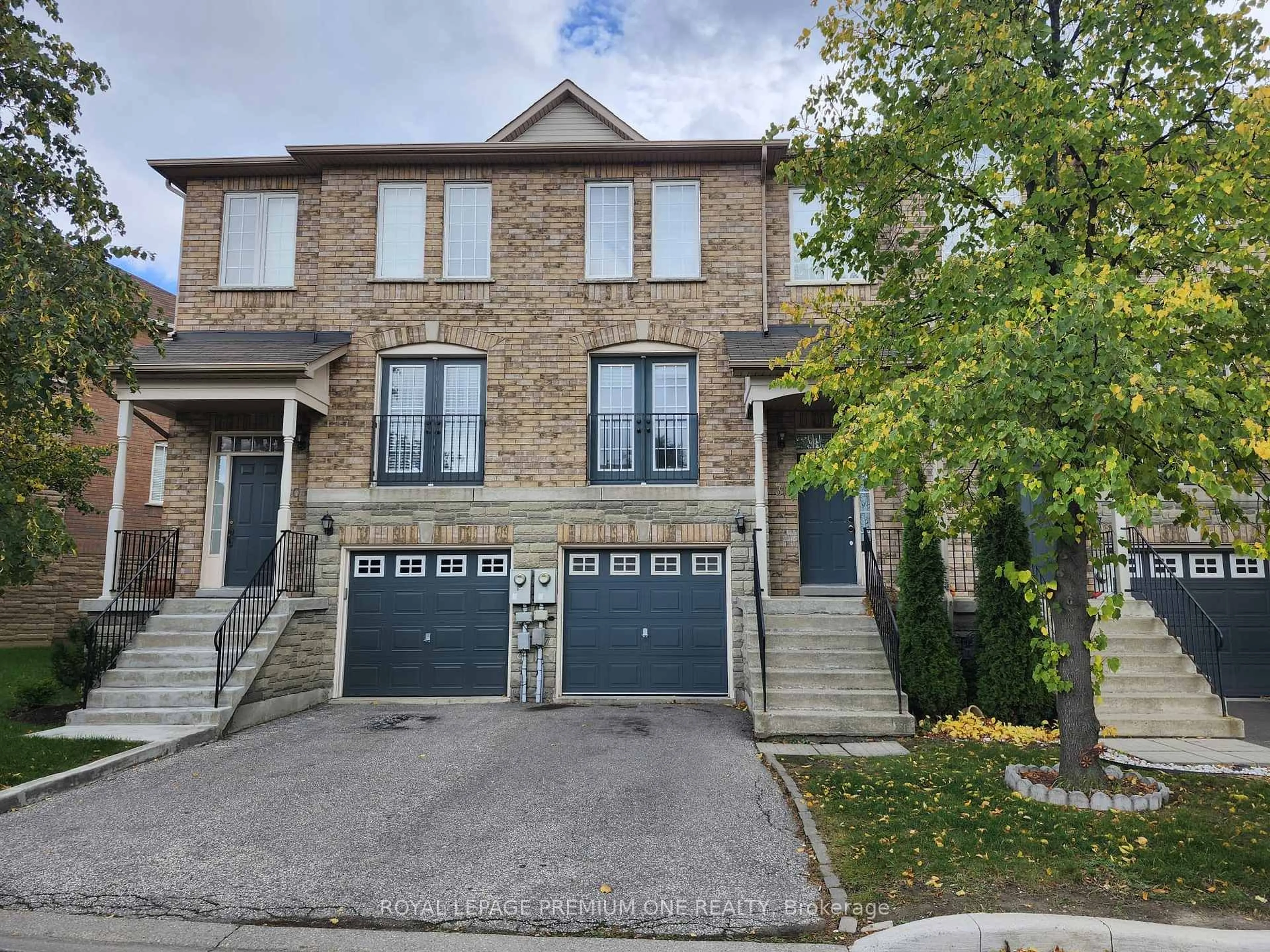 A pic from outside/outdoor area/front of a property/back of a property/a pic from drone, street for 19 Foxchase Ave #31, Vaughan Ontario L4L 9M9