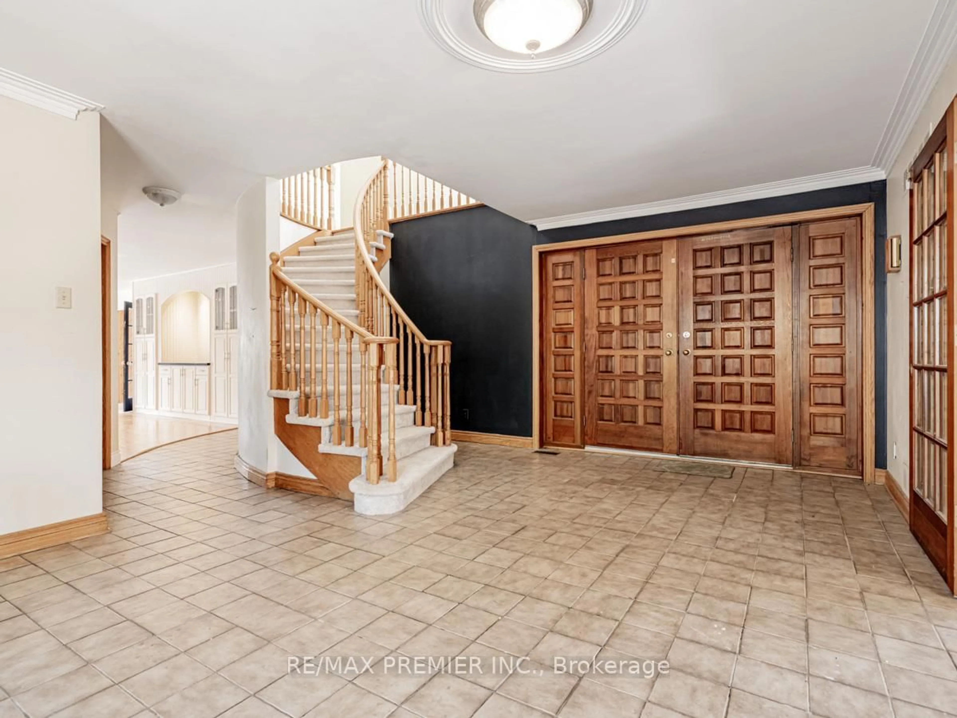Indoor foyer for 4282 Vivian Rd, Whitchurch-Stouffville Ontario L4A 1Z2