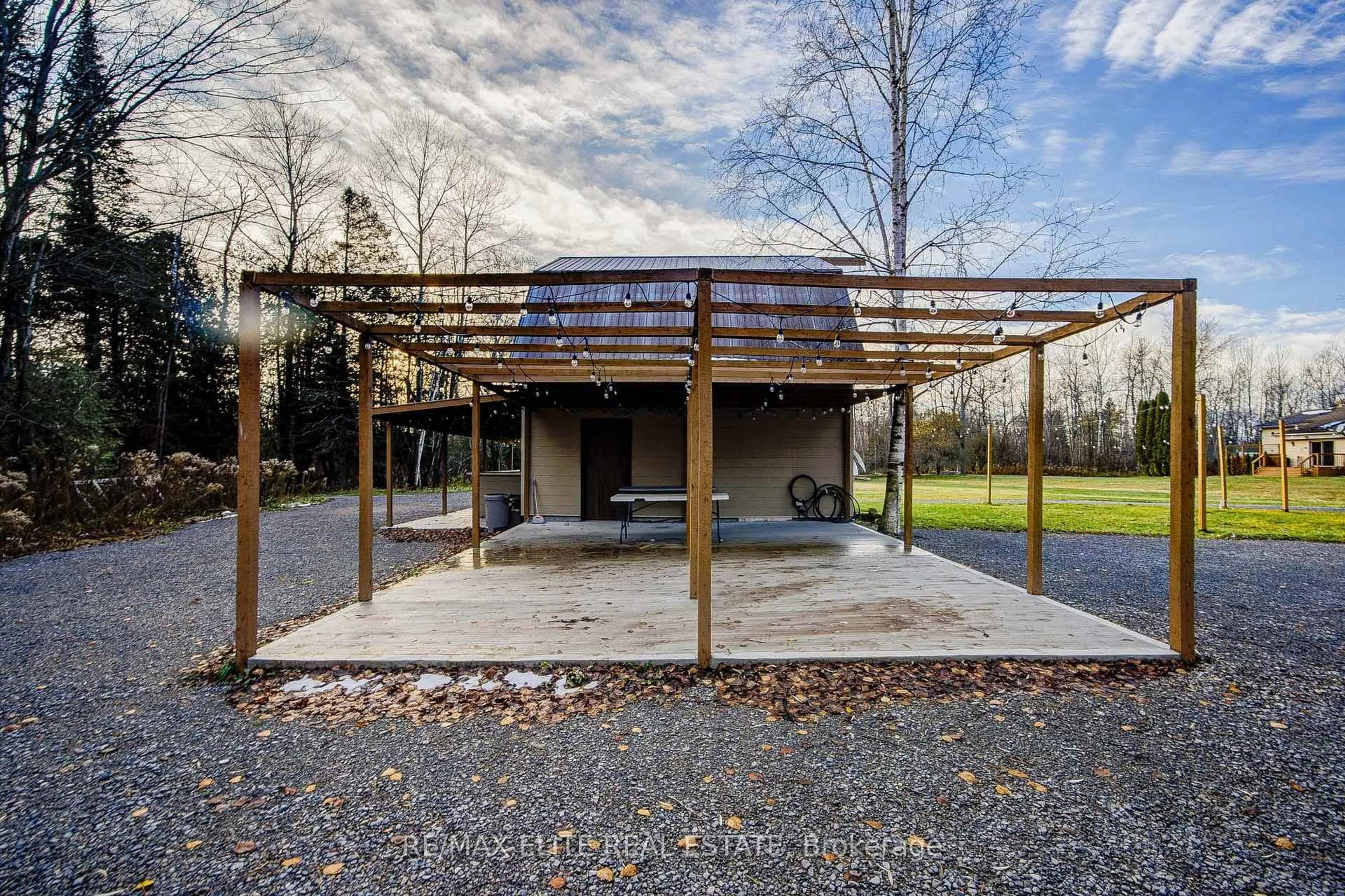 Patio, building for 4909 Holborn Rd, East Gwillimbury Ontario L0G 1M0