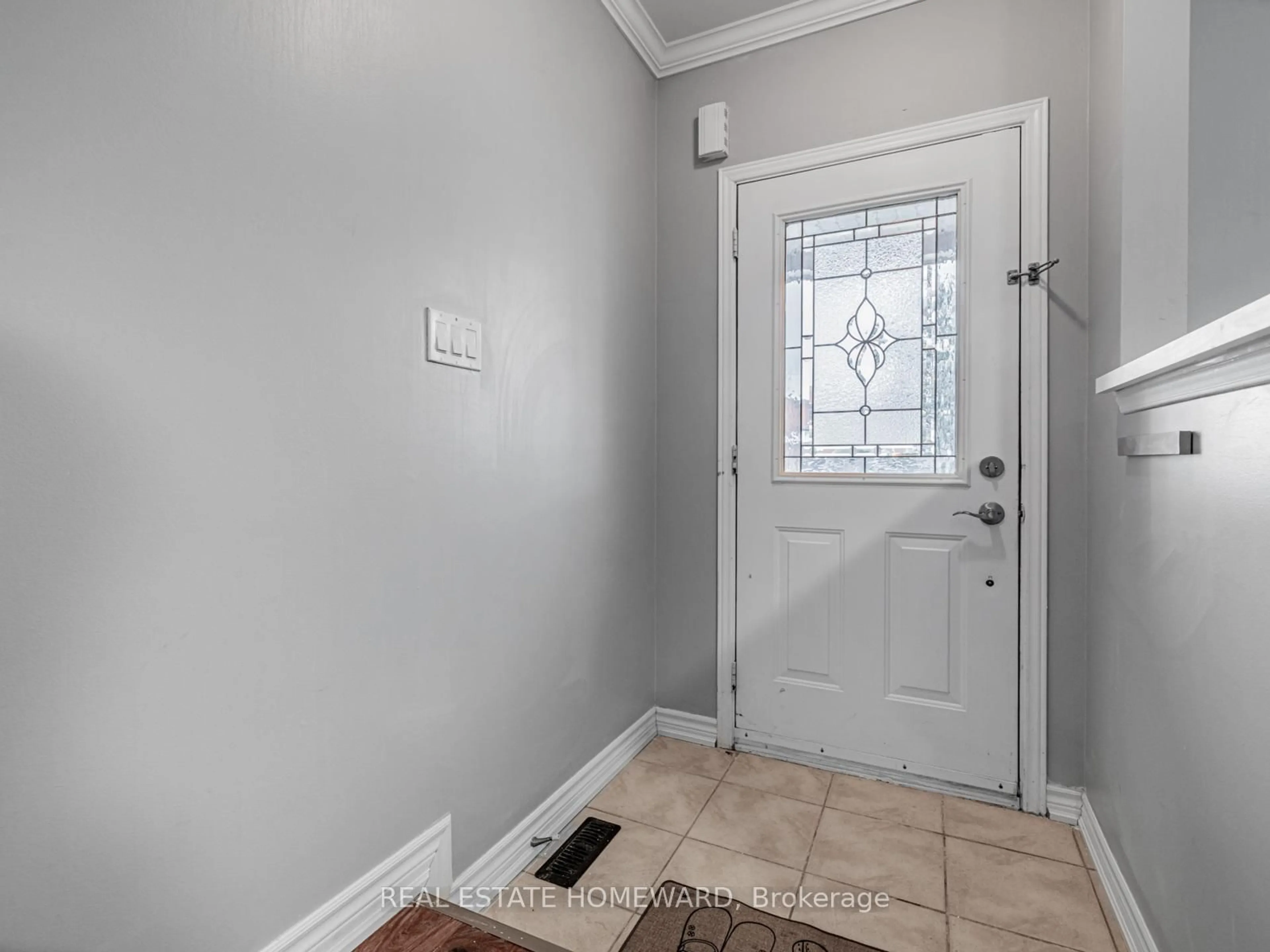 Indoor entryway for 304 Flagstone Way, Newmarket Ontario L3X 2R8
