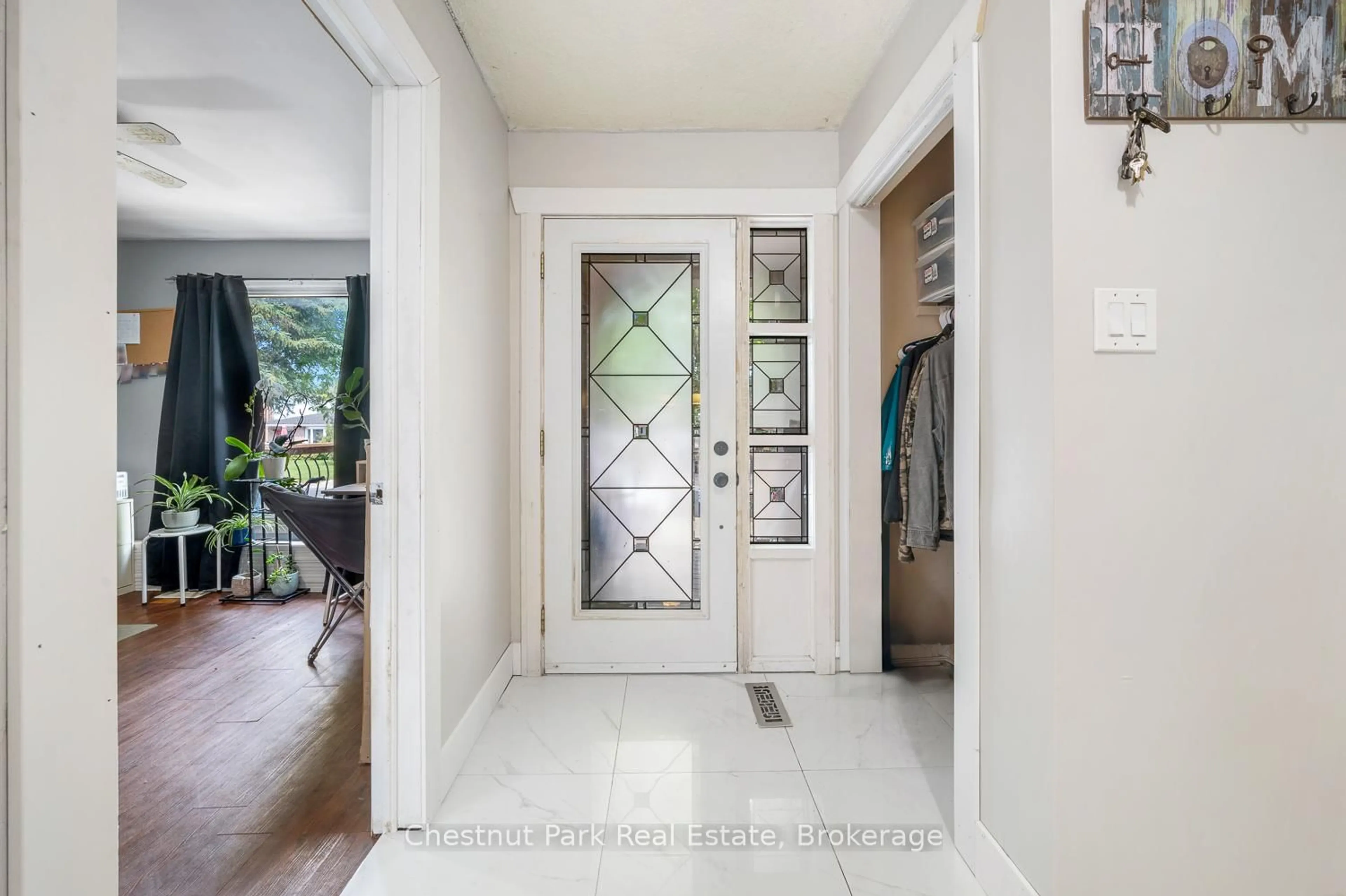 Indoor entryway for 50 Stewart Ave, New Tecumseth Ontario L9R 1C2