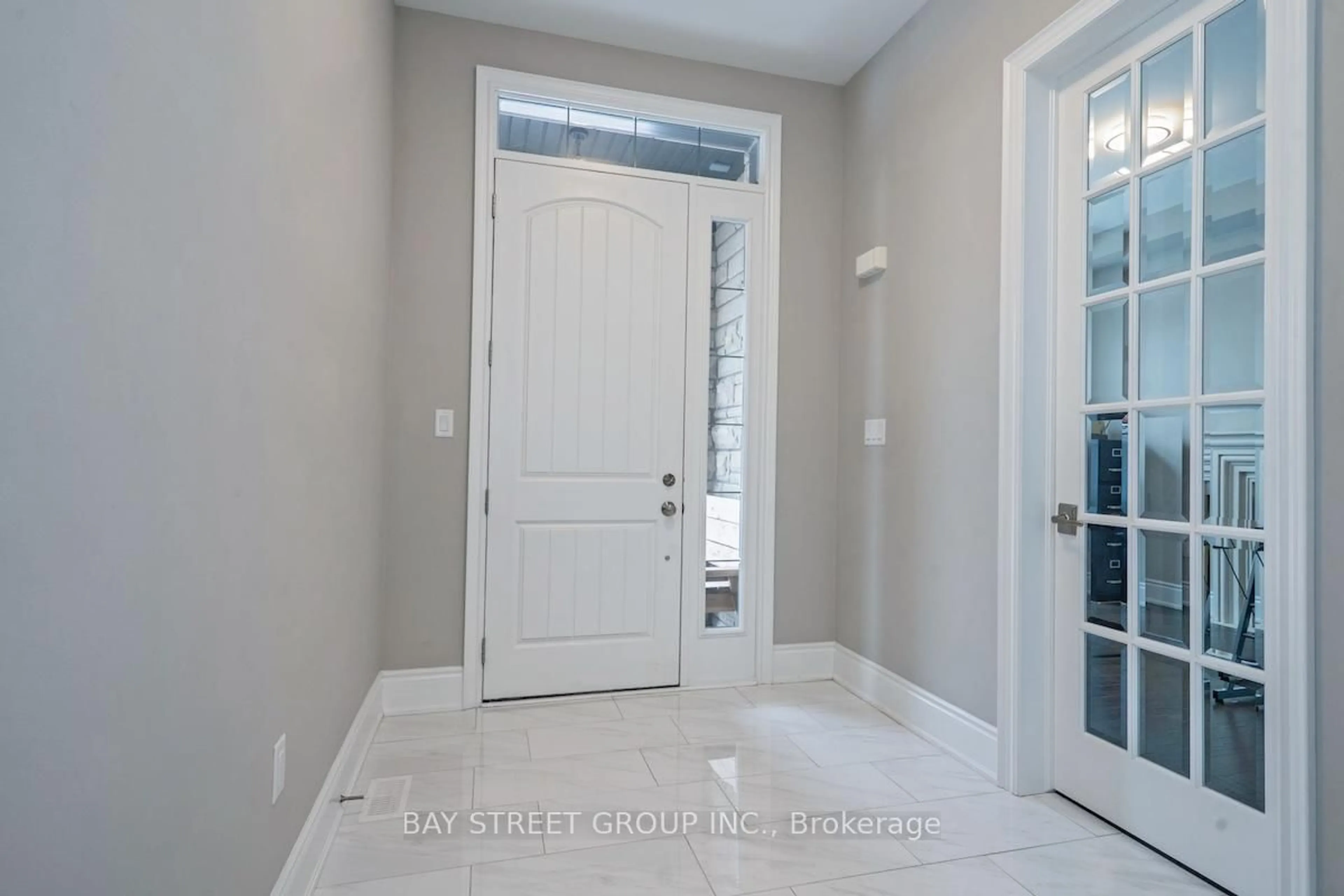 Indoor entryway for 39 Cairns Gate, King Ontario L7B 0P5