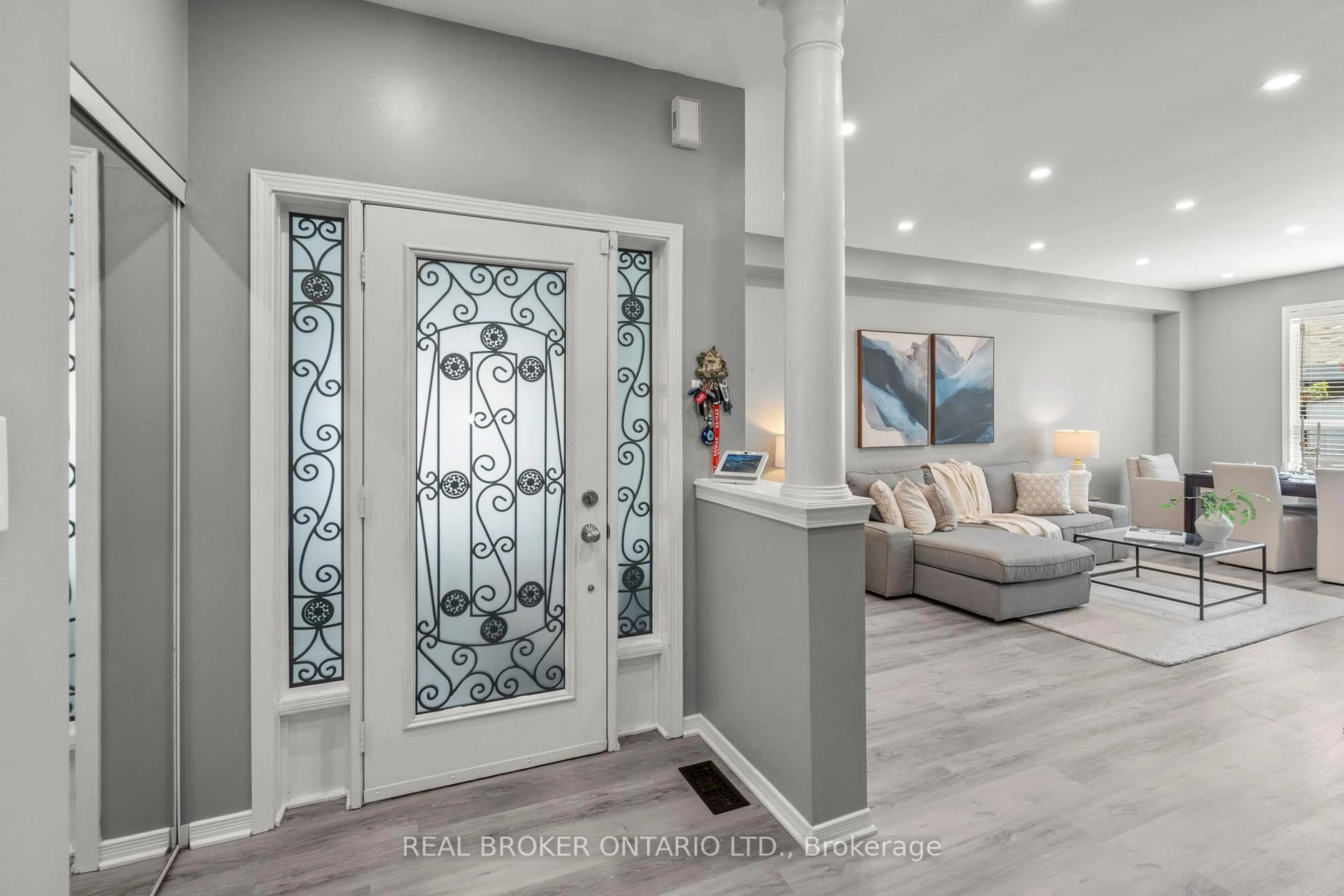 Indoor entryway for 85 Laurier Ave, Richmond Hill Ontario L4E 4P7