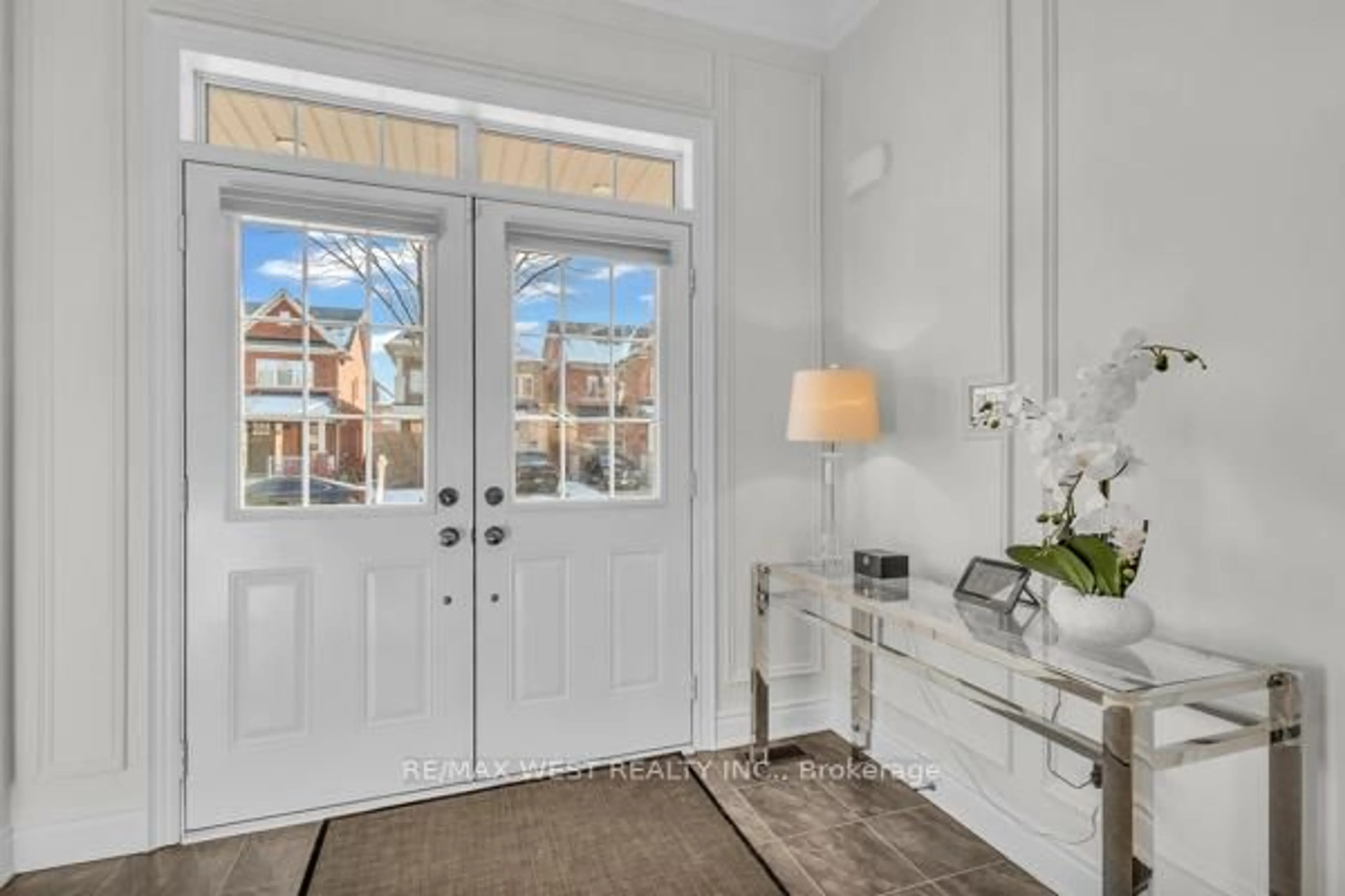 Indoor entryway for 353 Moody Dr, Vaughan Ontario L4H 3Z8