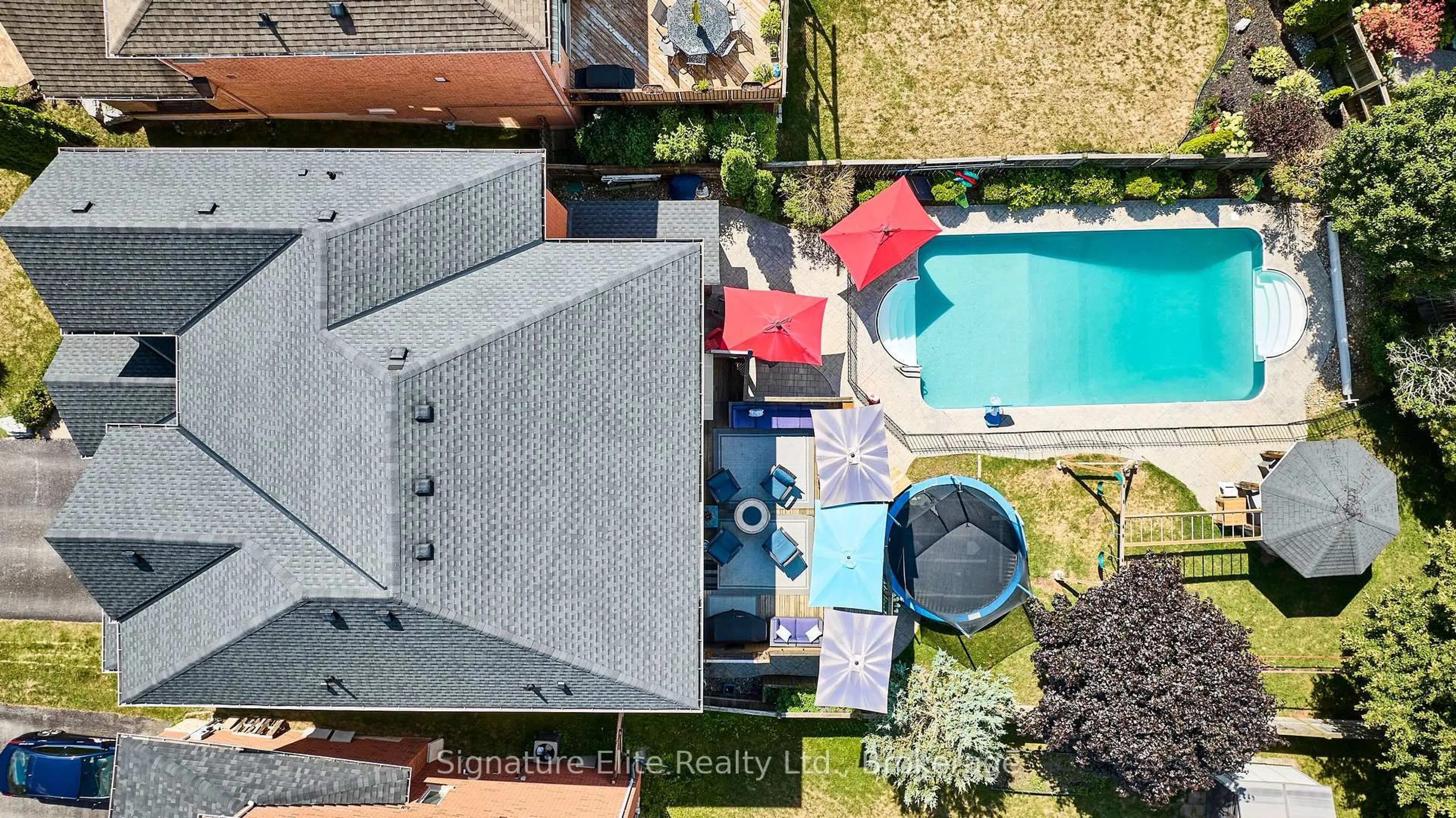 A pic from outside/outdoor area/front of a property/back of a property/a pic from drone, unknown for 30 Confederation Dr, Uxbridge Ontario L9P 1Z5
