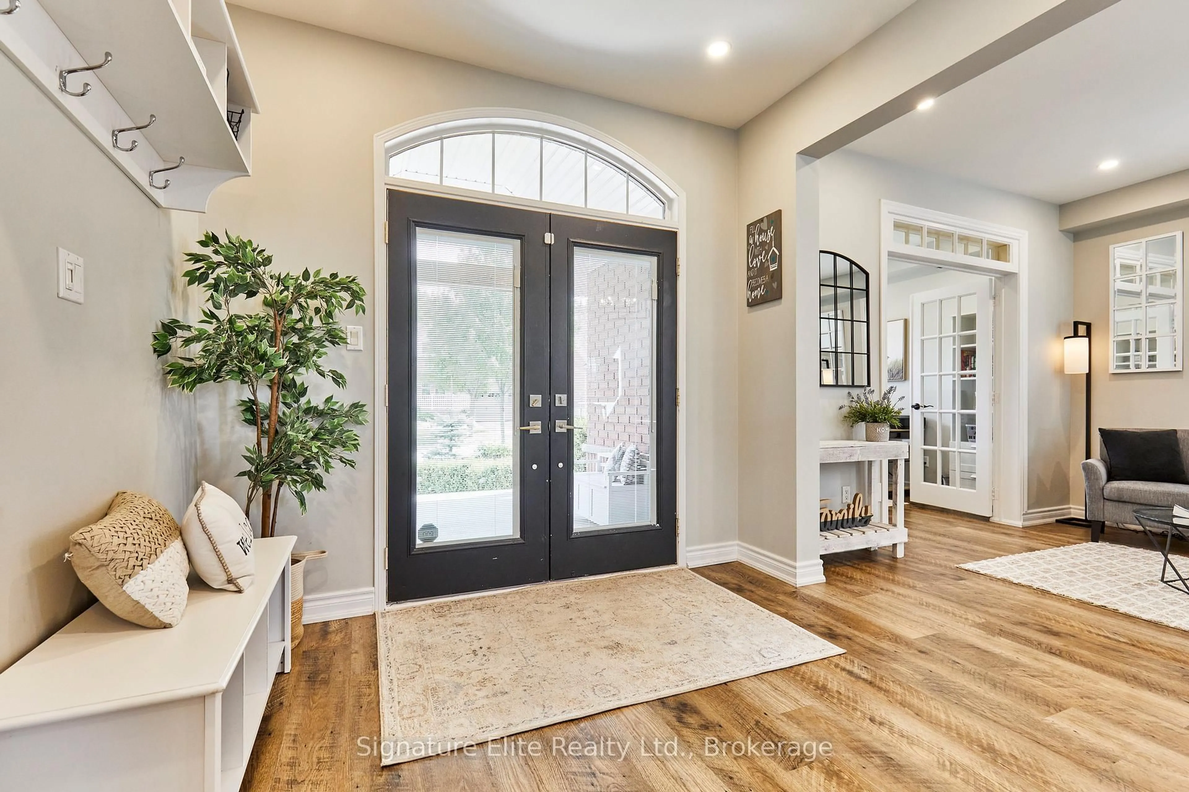 Indoor entryway for 30 Confederation Dr, Uxbridge Ontario L9P 1Z5