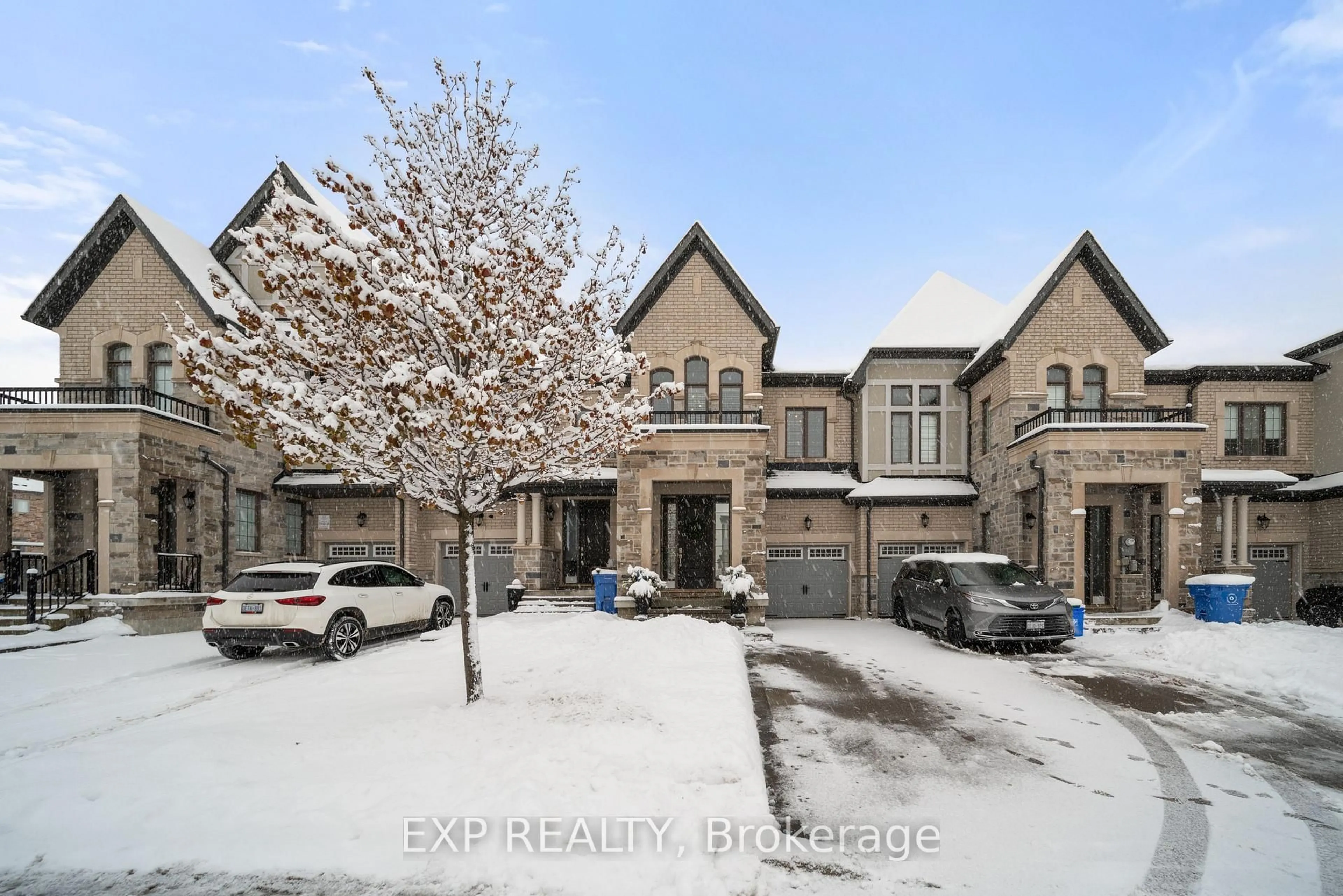 A pic from outside/outdoor area/front of a property/back of a property/a pic from drone, street for 82 Gower Dr, Aurora Ontario L4G 0W1
