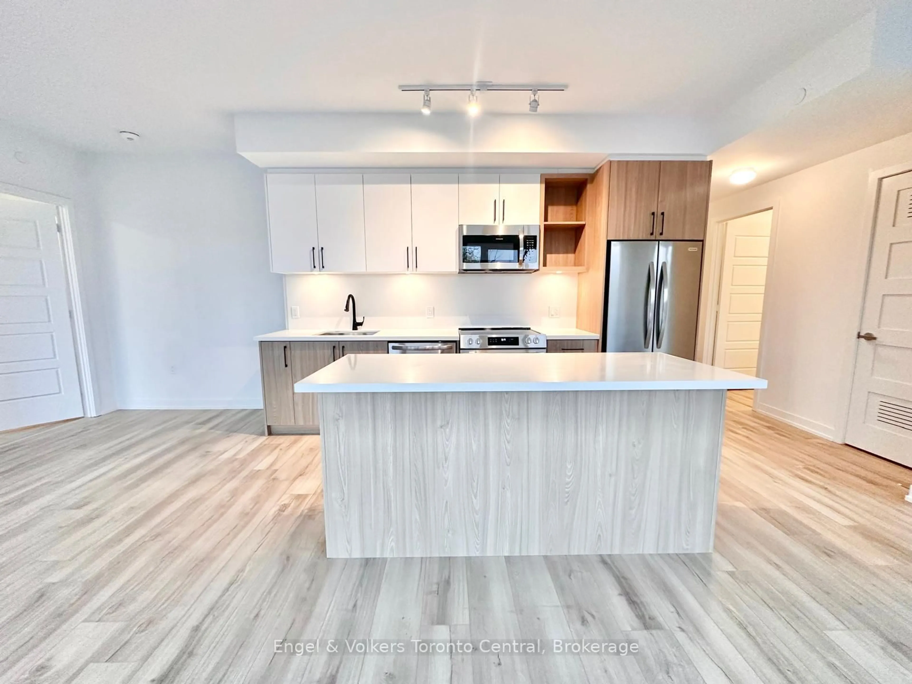 Open concept kitchen, unknown for 333 Sunseeker Ave #515, Innisfil Ontario L9S 0R6