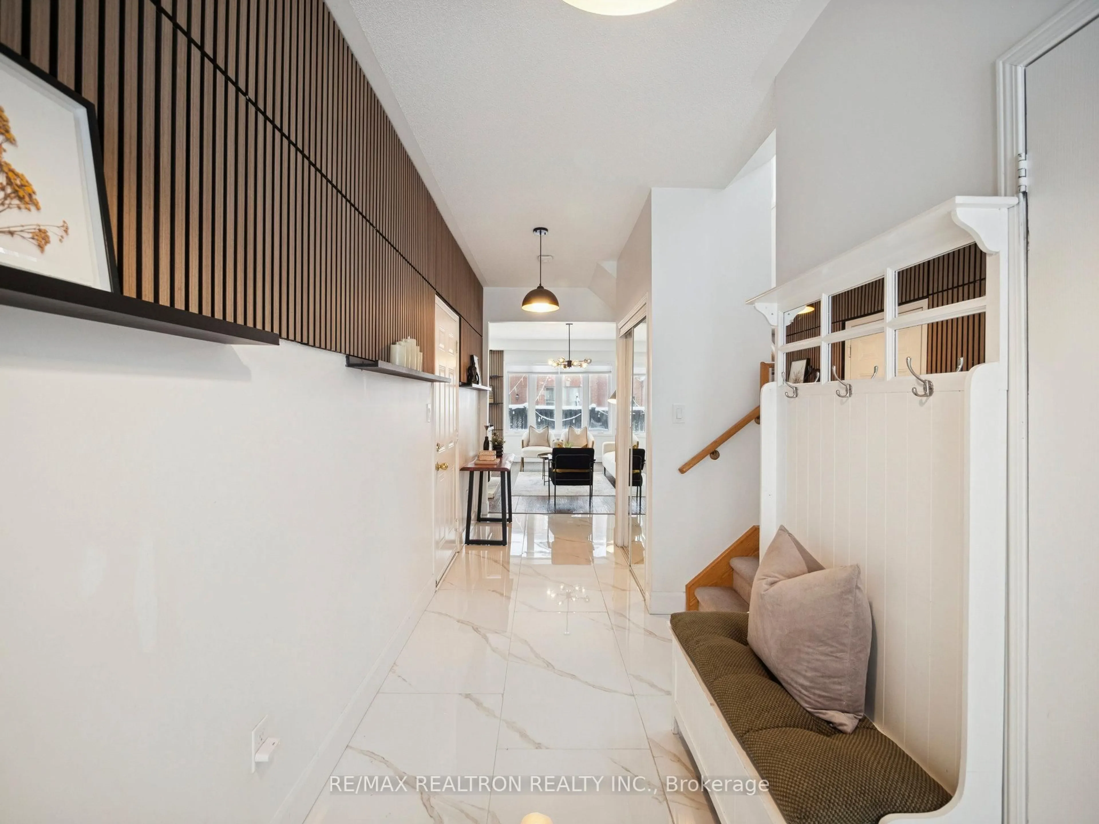 Indoor foyer for 247 Cabin Trail Cres, Whitchurch-Stouffville Ontario L4A 0S4