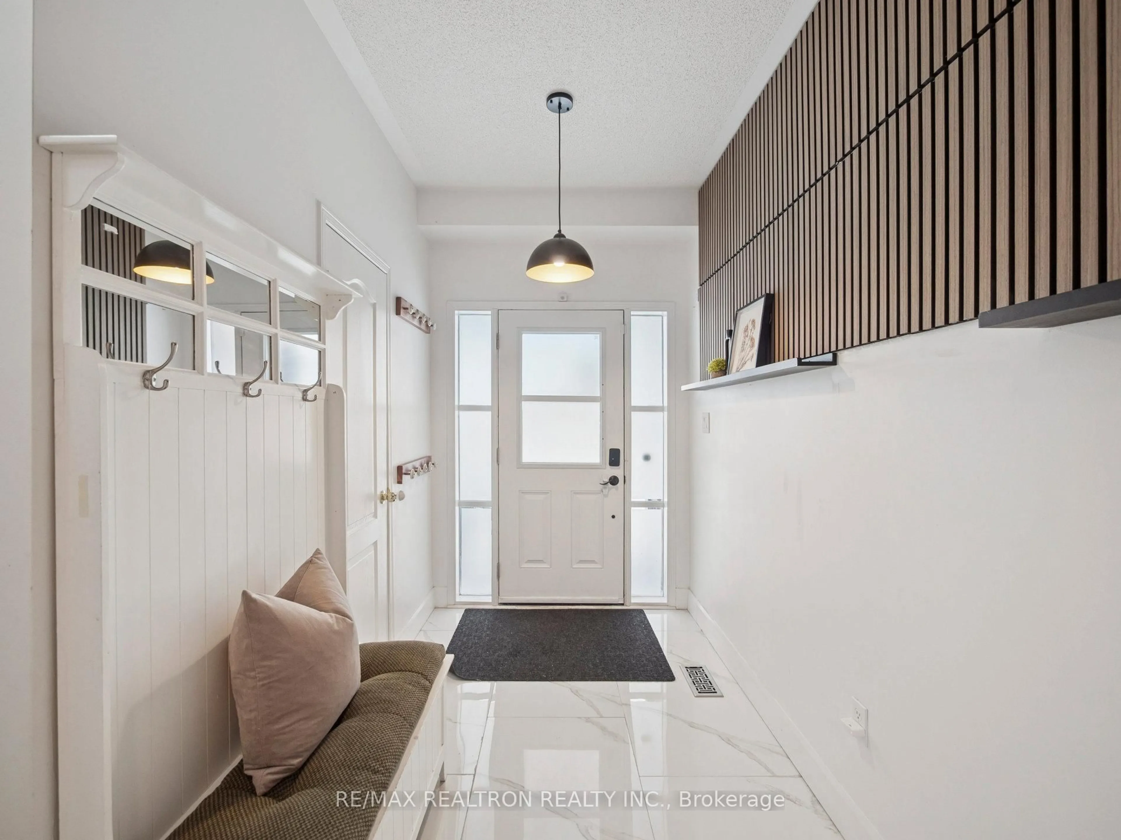 Indoor entryway for 247 Cabin Trail Cres, Whitchurch-Stouffville Ontario L4A 0S4